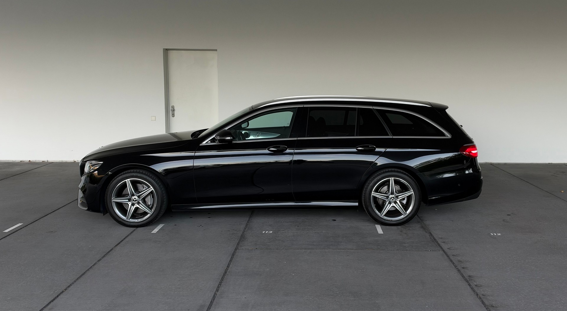 MERCEDES-BENZ E 220 d AMG Line 4Matic 9G-Tronic-showroom-element-2
