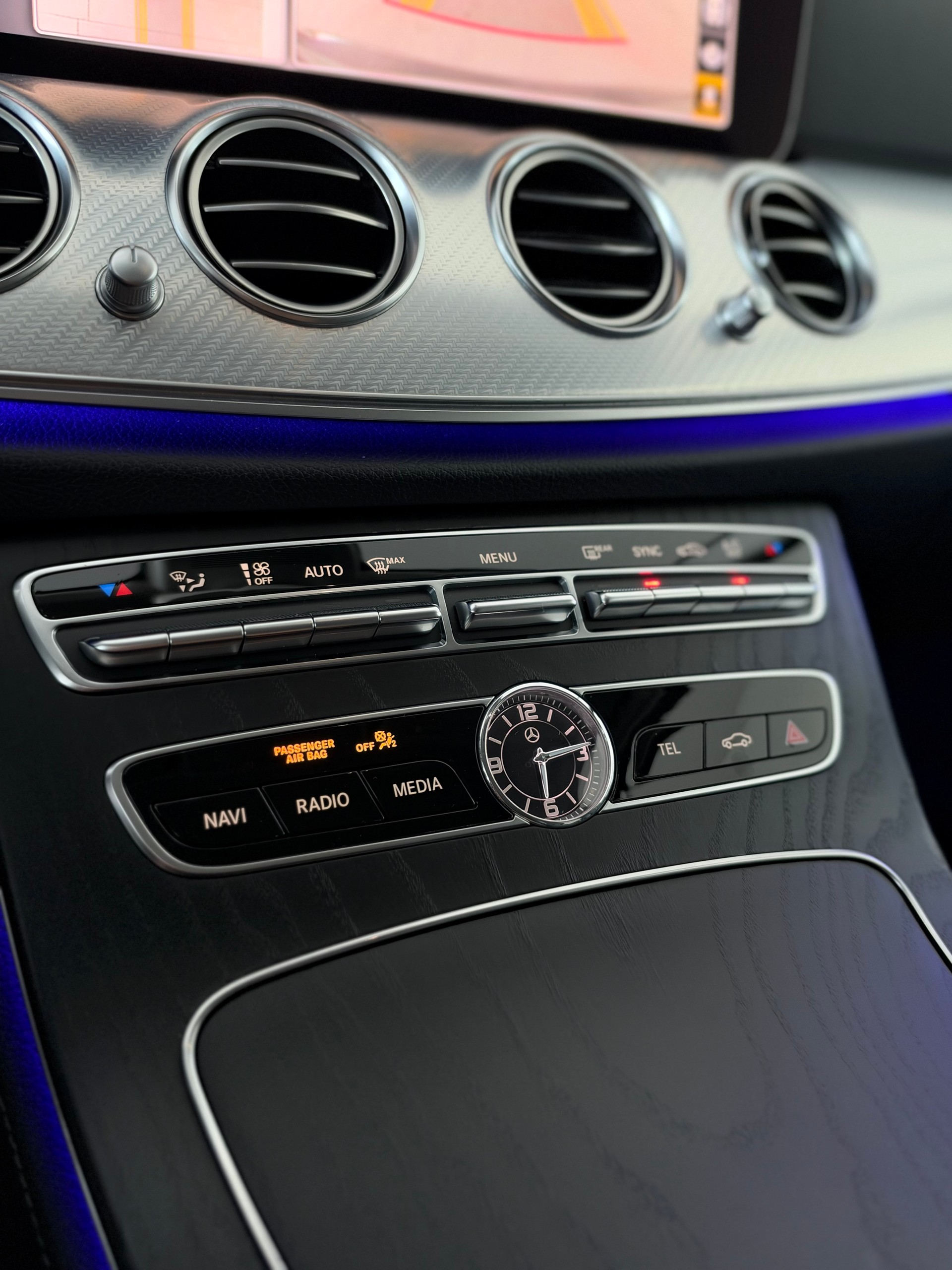 MERCEDES-BENZ E 220 d AMG Line 4Matic 9G-Tronic-image-9