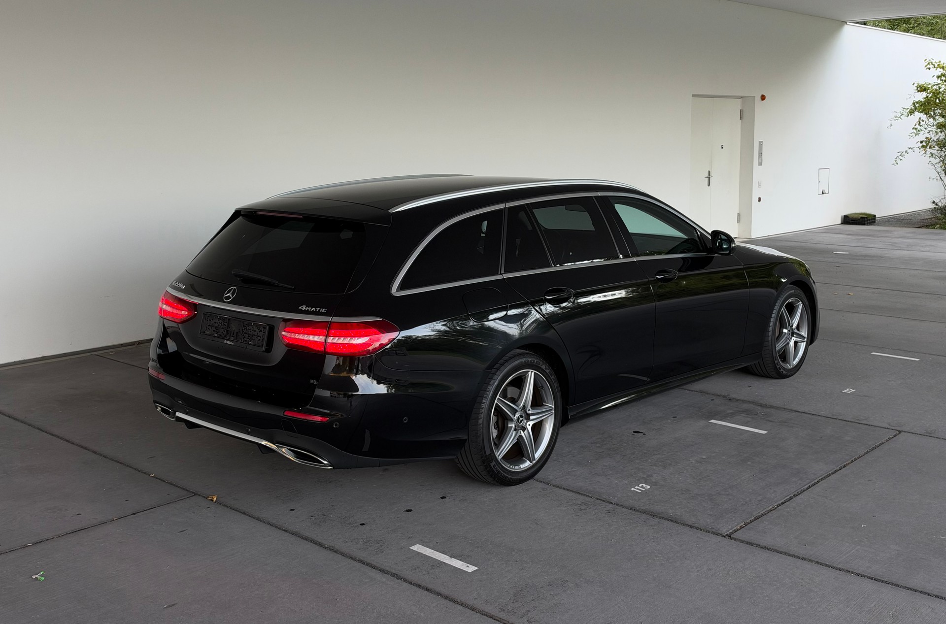 MERCEDES-BENZ E 220 d AMG Line 4Matic 9G-Tronic-image-6