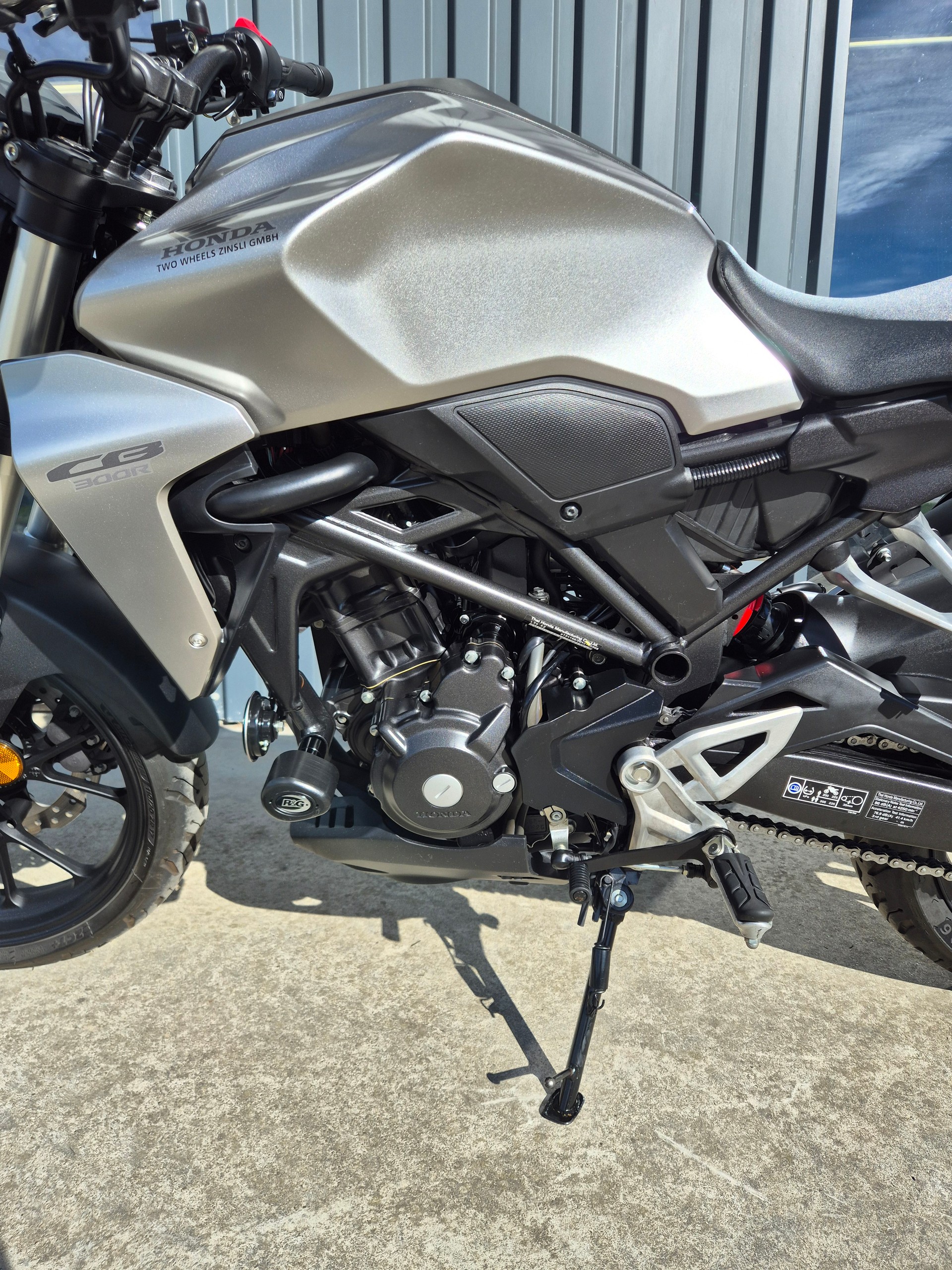HONDA CB 300 R-image-7