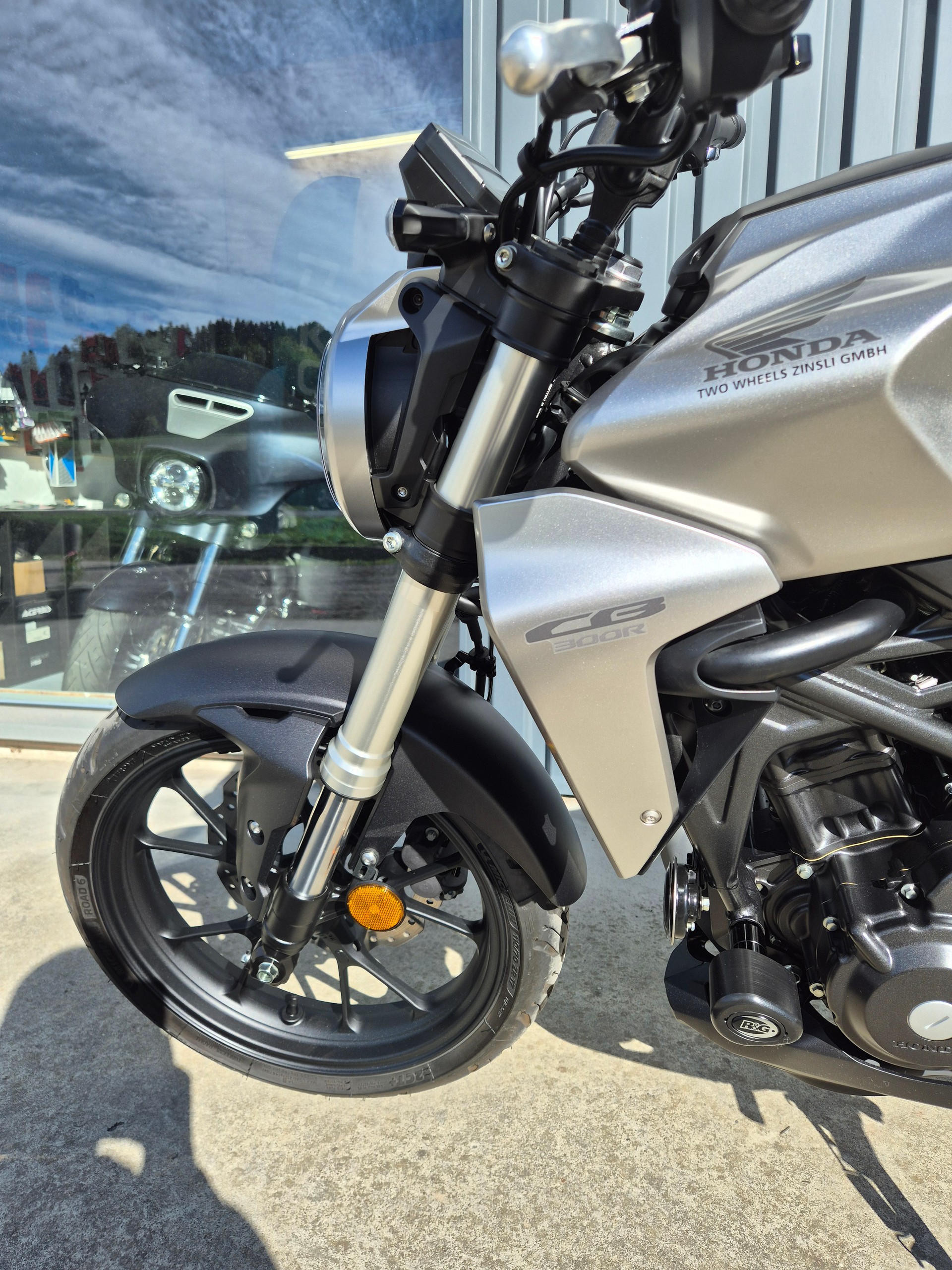HONDA CB 300 R-image-8