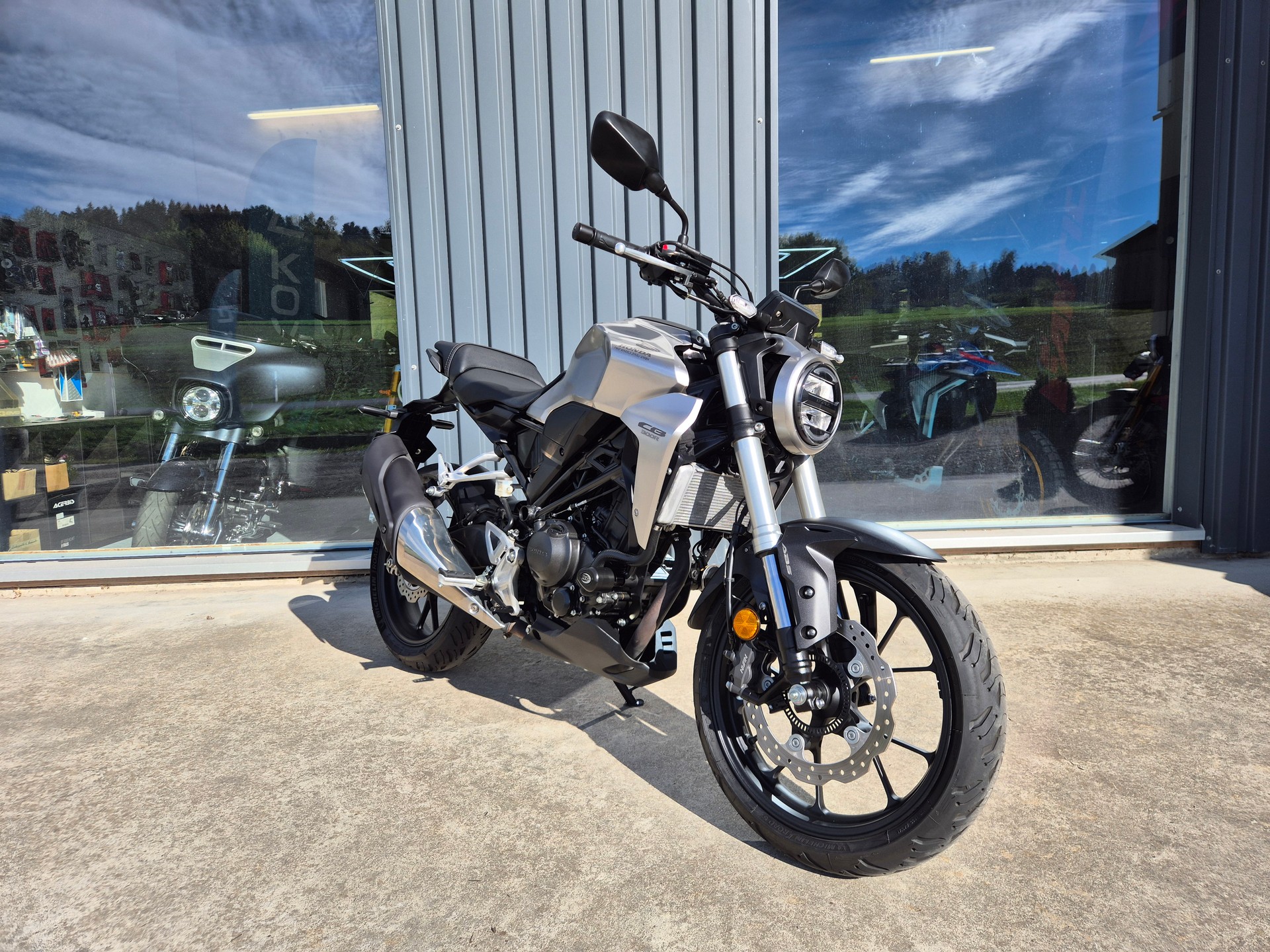 HONDA CB 300 R-image-1