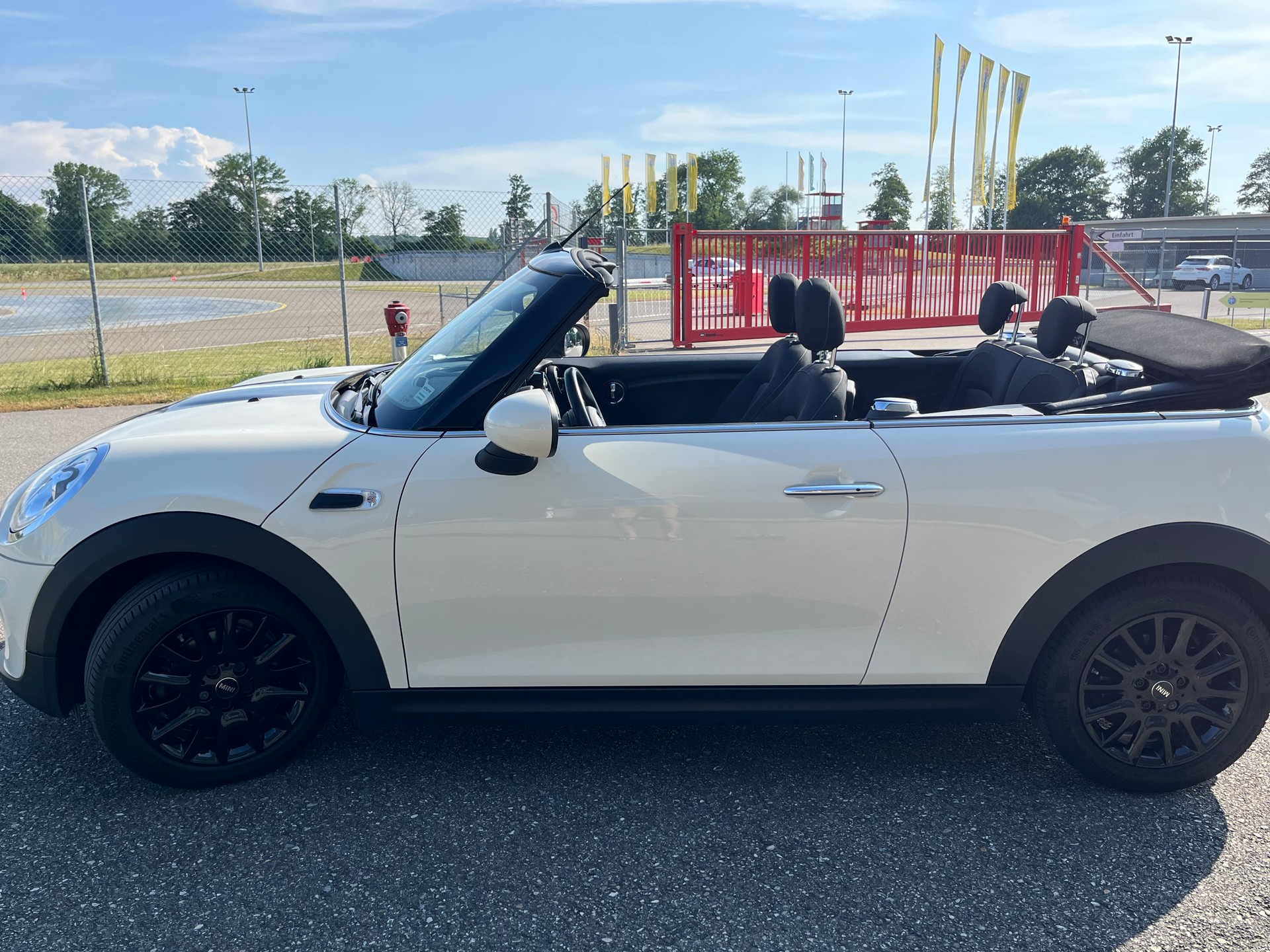MINI One Cabriolet-image-1