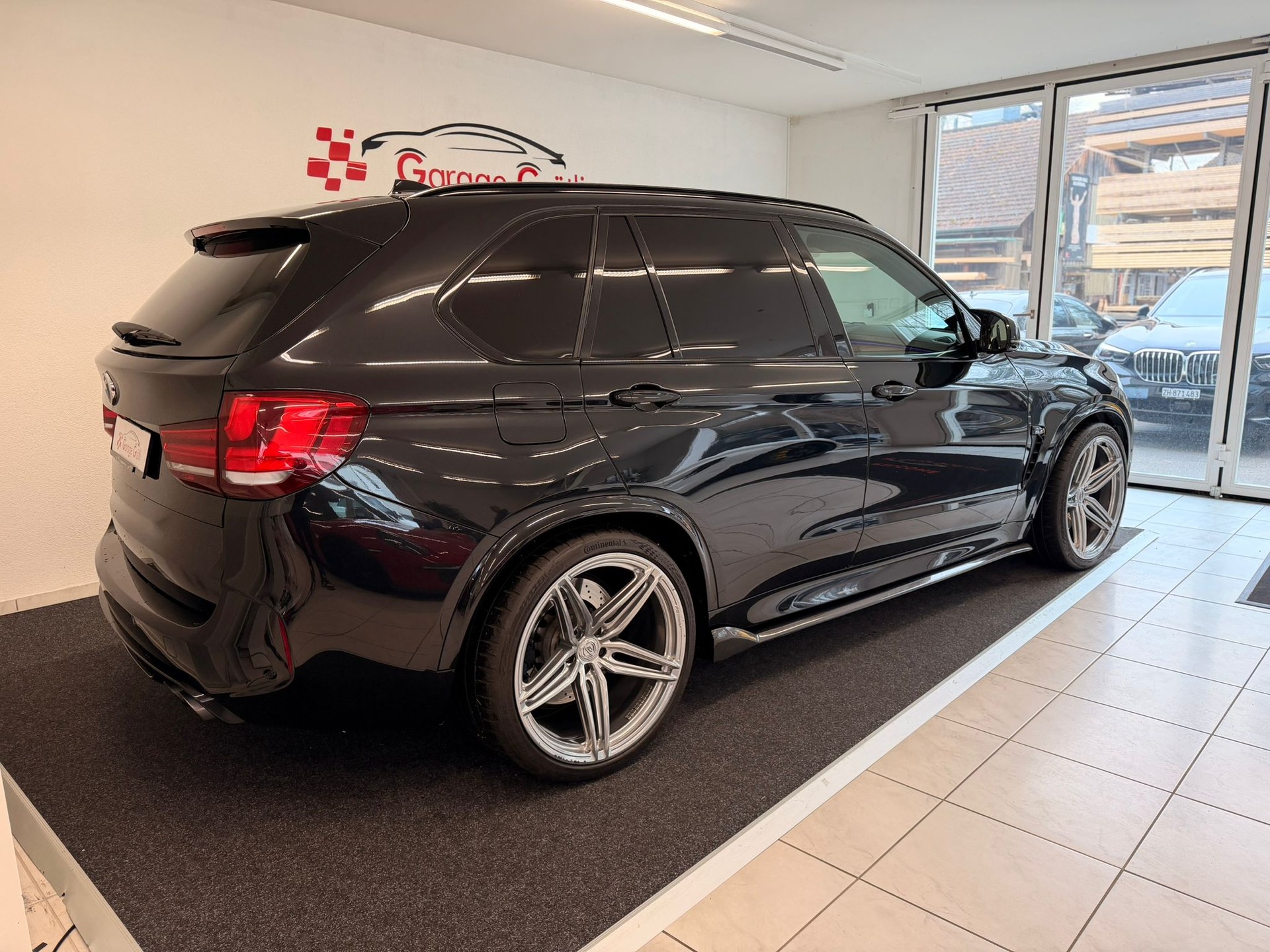 BMW X5M Steptronic-showroom-element-3