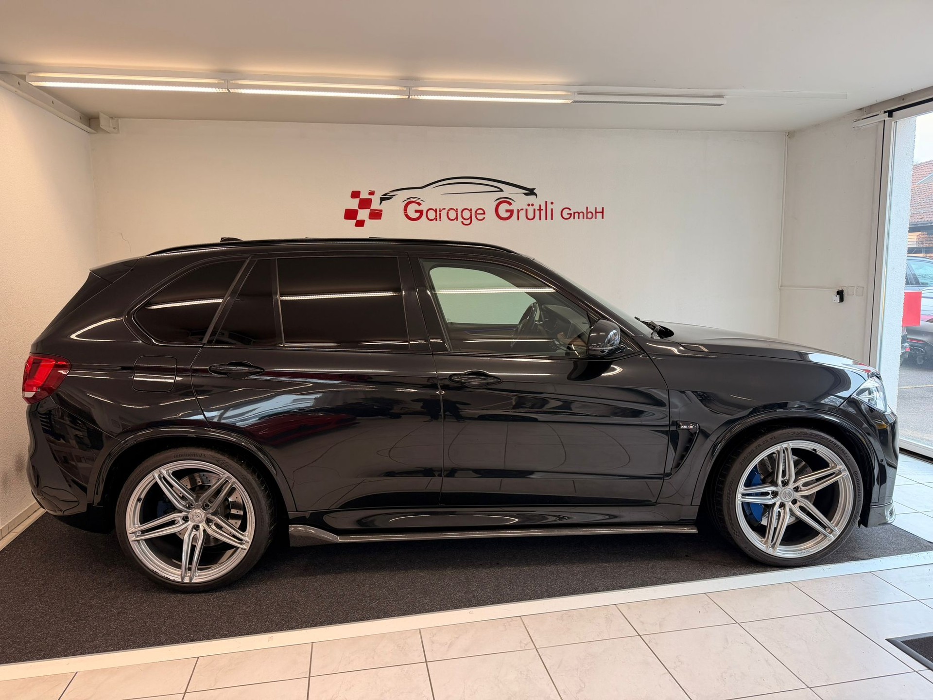 BMW X5M Steptronic-showroom-element-2