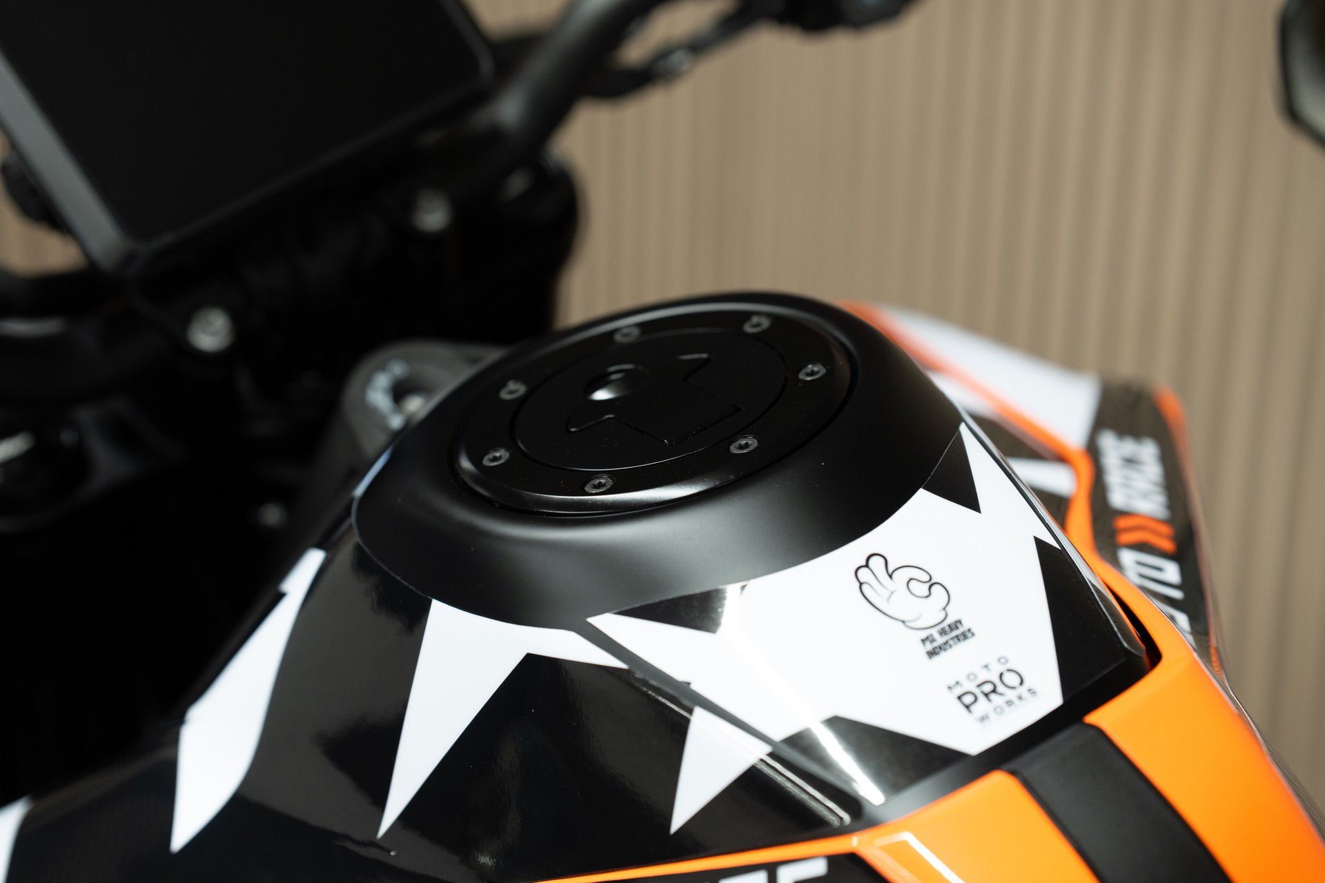 KTM 790 Duke mit Grafikkit, Sportschalldämpfer, Kurzheck, Lenkerendspiegeln, Soziusabdeckung, Felgen Orange und Tech Pack-showroom-element-3