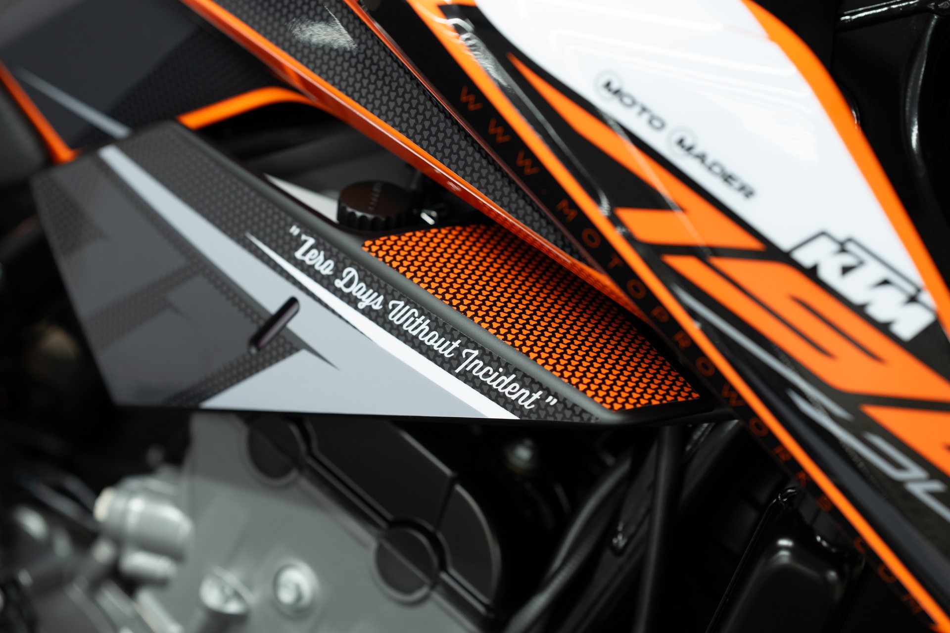 KTM 790 Duke mit Grafikkit, Sportschalldämpfer, Kurzheck, Lenkerendspiegeln, Soziusabdeckung, Felgen Orange und Tech Pack-image-7