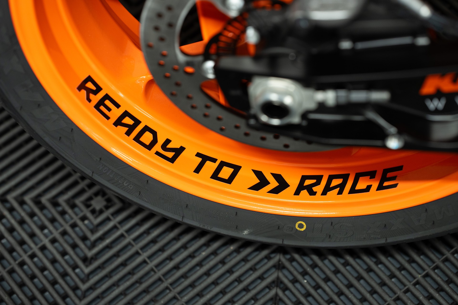 KTM 790 Duke mit Grafikkit, Sportschalldämpfer, Kurzheck, Lenkerendspiegeln, Soziusabdeckung, Felgen Orange und Tech Pack-image-9
