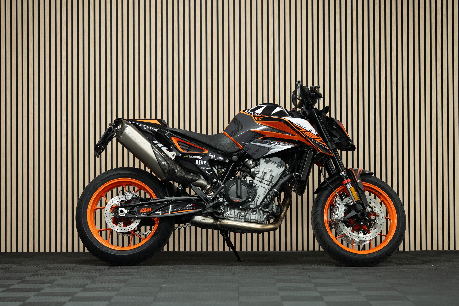 KTM 790 Duke mit Grafikkit, Sportschalldämpfer, Kurzheck, Lenkerendspiegeln, Soziusabdeckung, Felgen Orange und Tech Pack