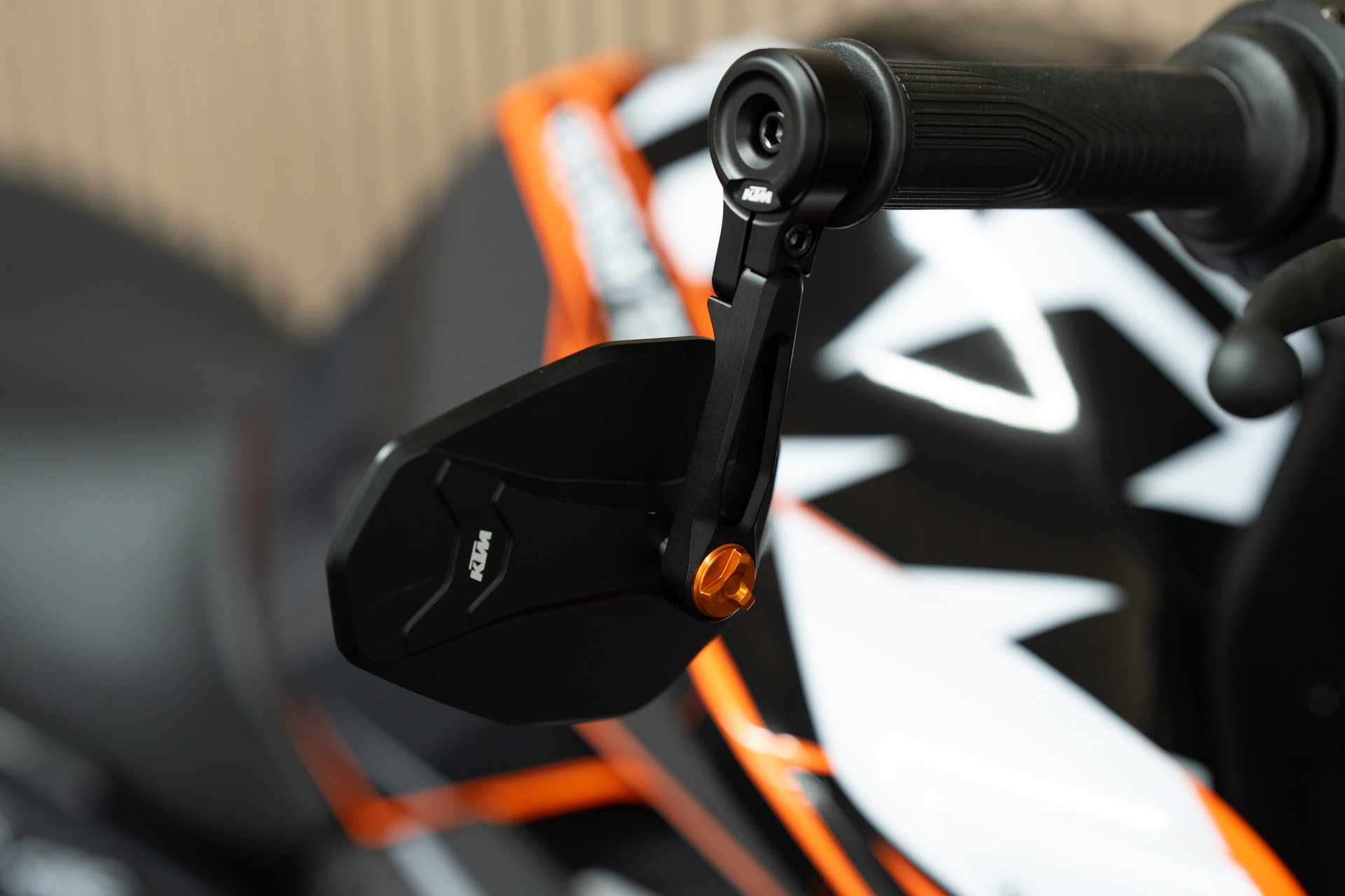 KTM 790 Duke mit Grafikkit, Sportschalldämpfer, Kurzheck, Lenkerendspiegeln, Soziusabdeckung, Felgen Orange und Tech Pack-image-8