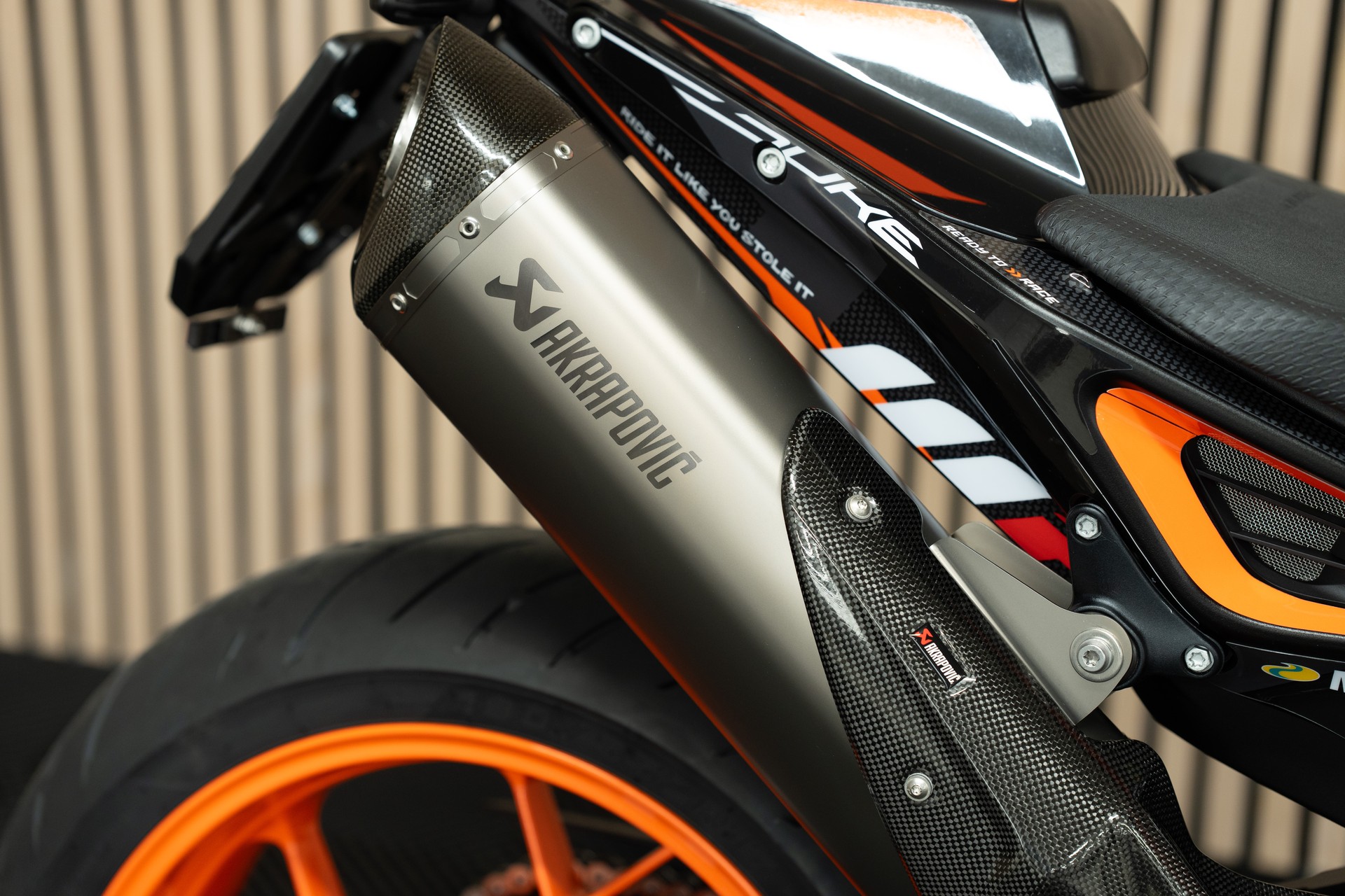 KTM 790 Duke mit Grafikkit, Sportschalldämpfer, Kurzheck, Lenkerendspiegeln, Soziusabdeckung, Felgen Orange und Tech Pack-image-4