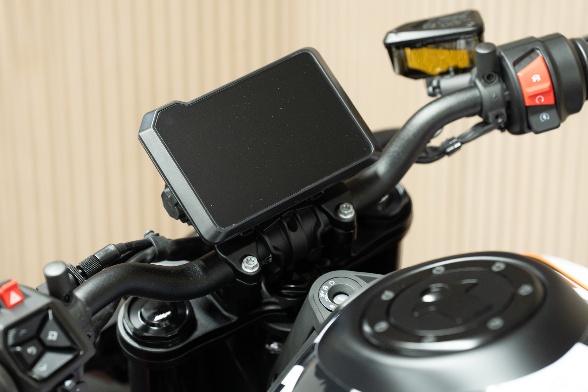 KTM 790 Duke mit Grafikkit, Sportschalldämpfer, Kurzheck, Lenkerendspiegeln, Soziusabdeckung, Felgen Orange und Tech Pack-showroom-element-2