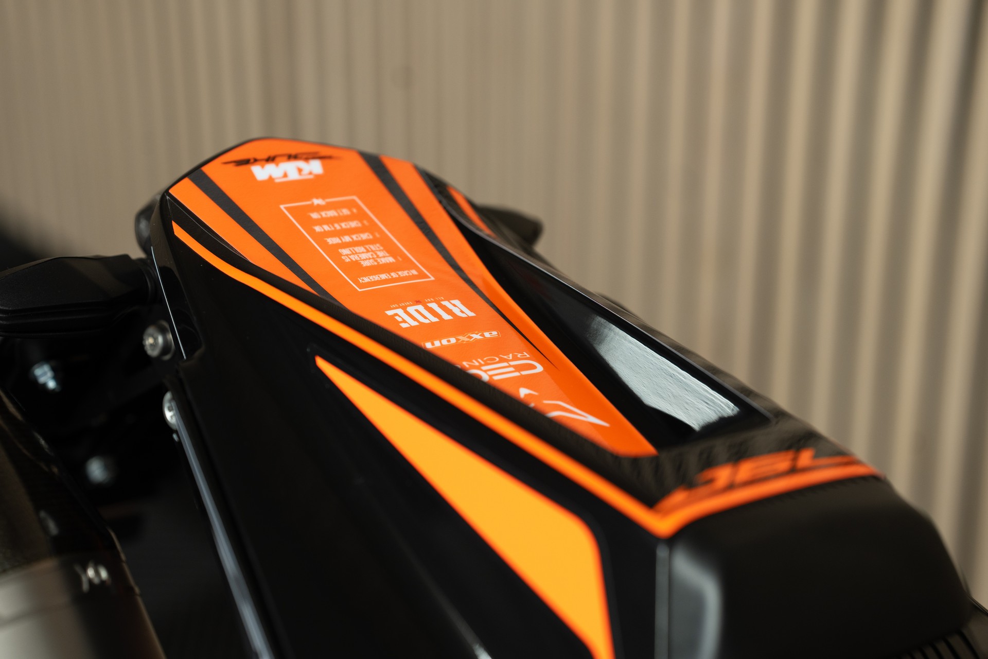 KTM 790 Duke mit Grafikkit, Sportschalldämpfer, Kurzheck, Lenkerendspiegeln, Soziusabdeckung, Felgen Orange und Tech Pack-image-6