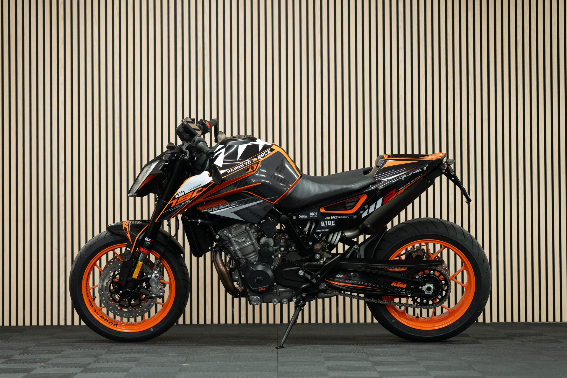 KTM 790 Duke mit Grafikkit, Sportschalldämpfer, Kurzheck, Lenkerendspiegeln, Soziusabdeckung, Felgen Orange und Tech Pack-showroom-element-1