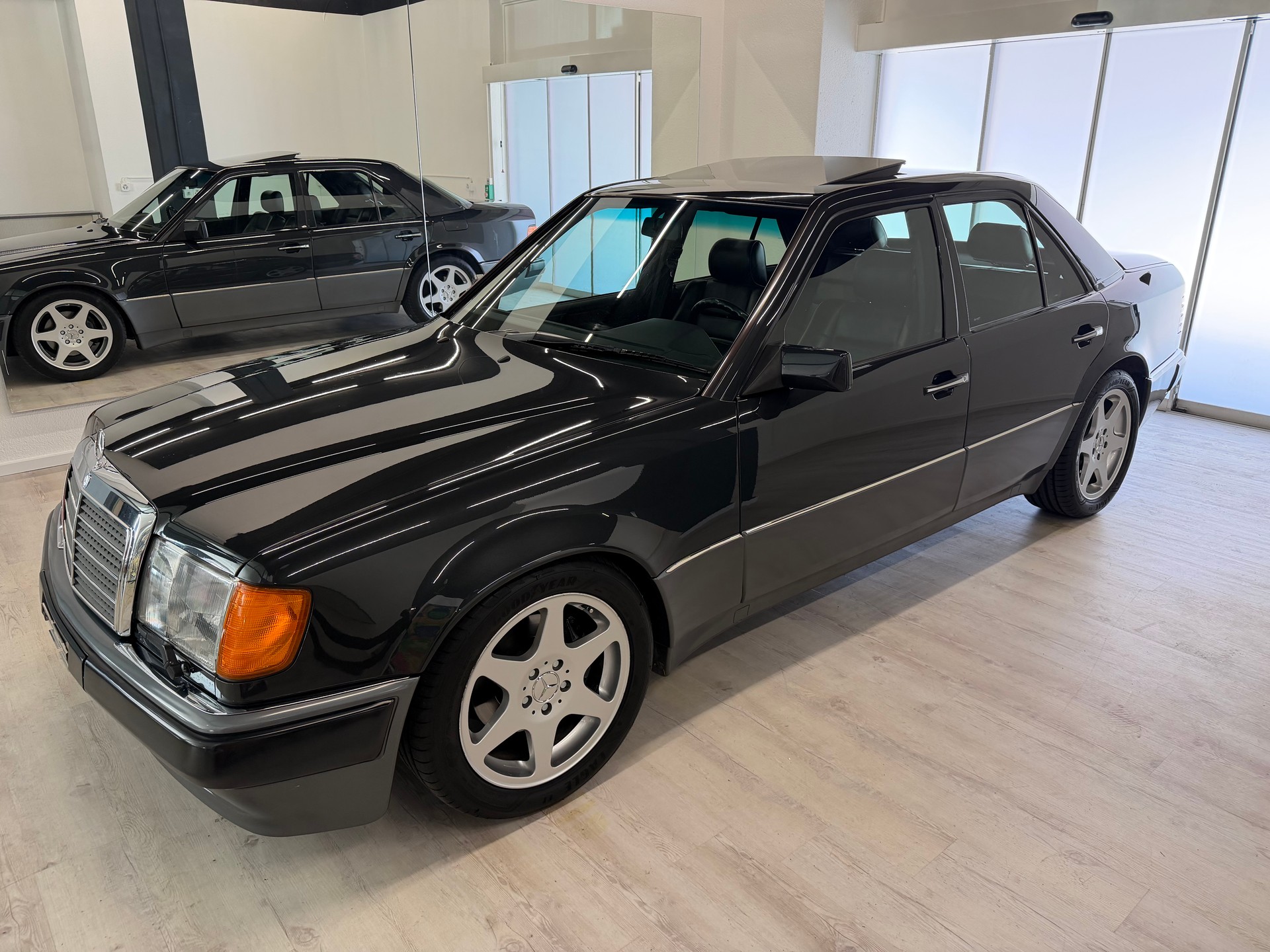 MERCEDES-BENZ 500 E Automatic-showroom-element-1