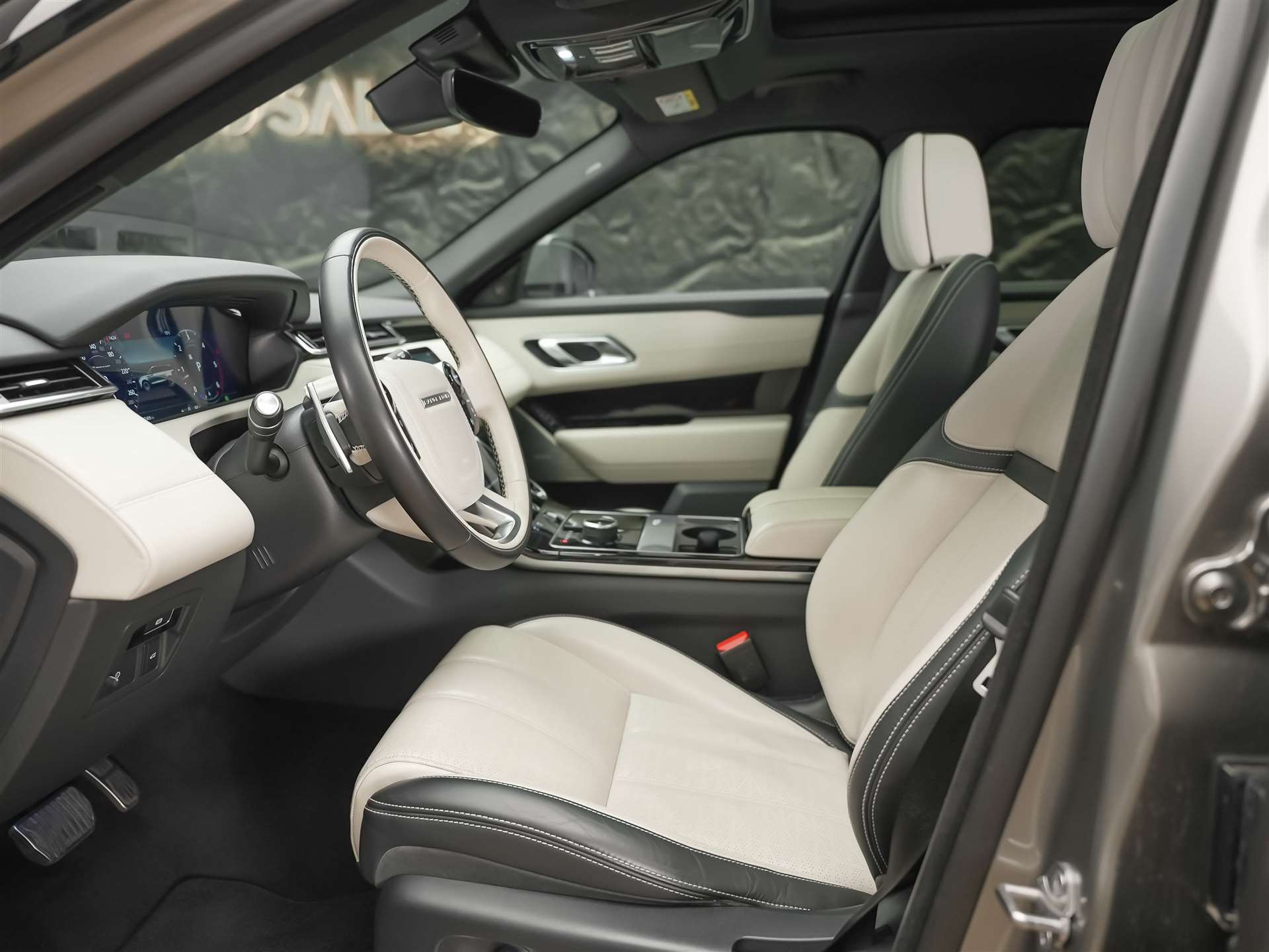 LAND ROVER Range Rover Velar D 300 R-Dynamic HSE *CH-Auto*Massage*Panorama*Head-Up*Sitzlüftung*-image-9