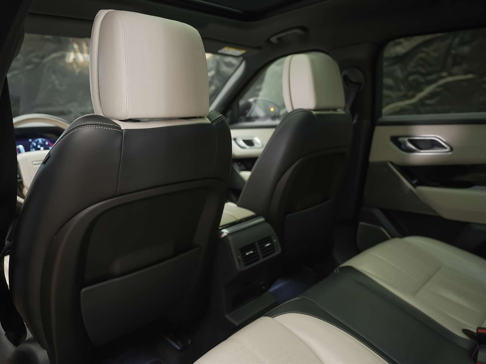 LAND ROVER Range Rover Velar D 300 R-Dynamic HSE *CH-Auto*Massage*Panorama*Head-Up*Sitzlüftung*-image-12