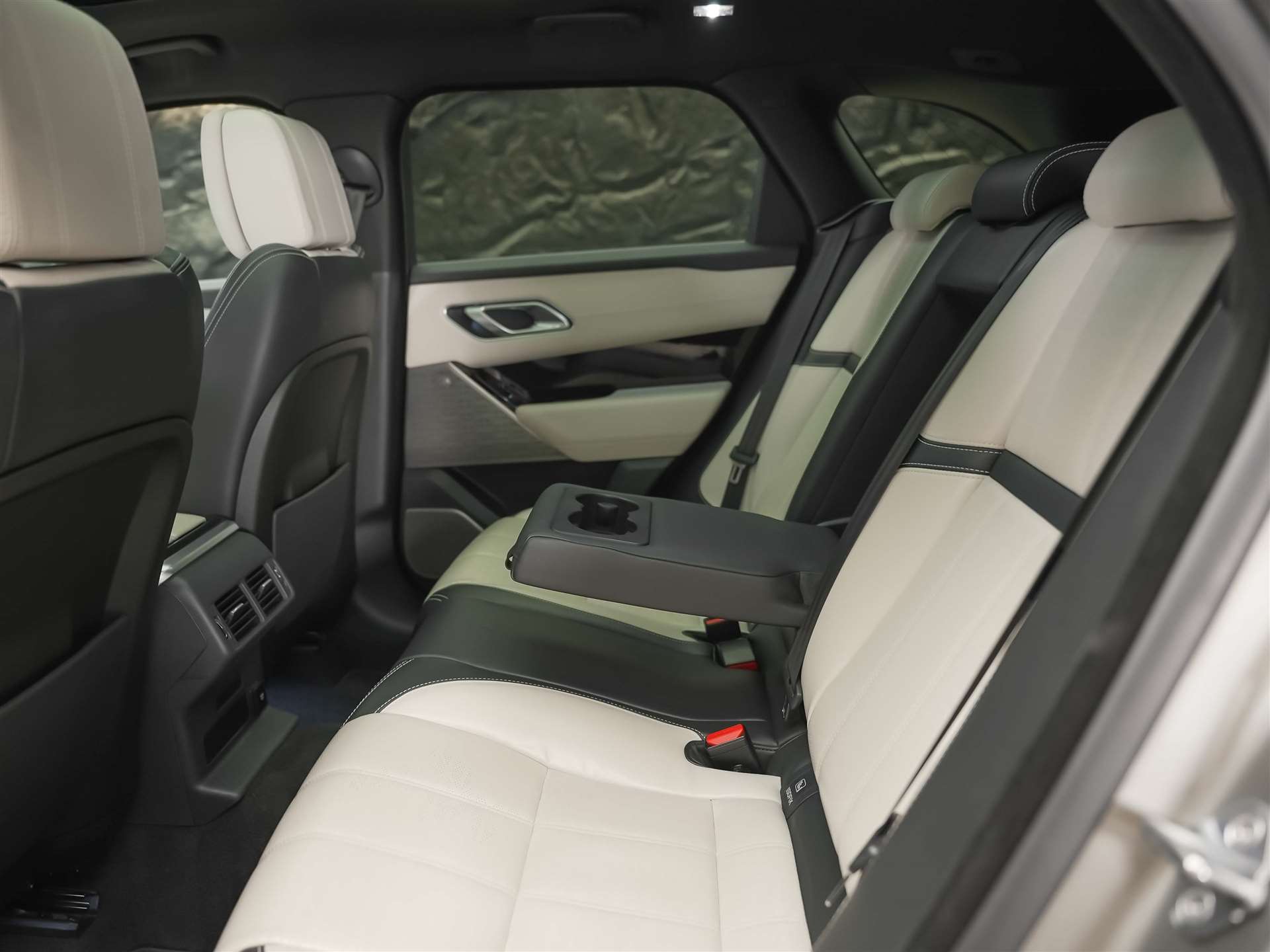 LAND ROVER Range Rover Velar D 300 R-Dynamic HSE *CH-Auto*Massage*Panorama*Head-Up*Sitzlüftung*-image-14