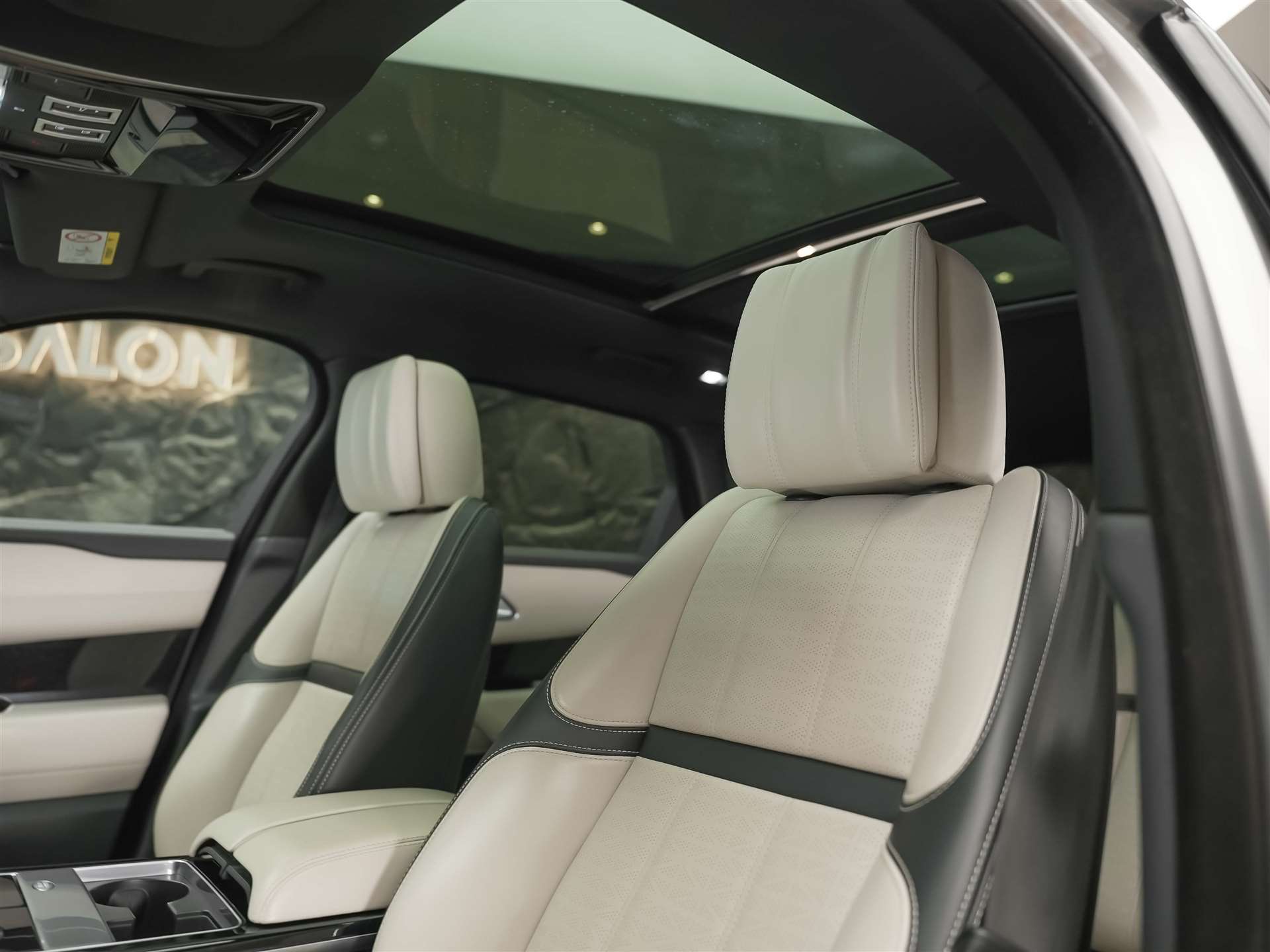 LAND ROVER Range Rover Velar D 300 R-Dynamic HSE *CH-Auto*Massage*Panorama*Head-Up*Sitzlüftung*-image-11
