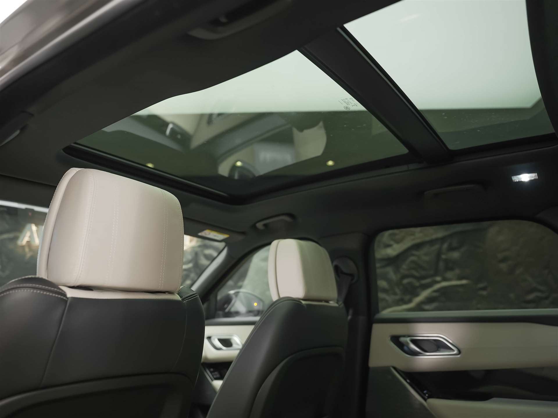 LAND ROVER Range Rover Velar D 300 R-Dynamic HSE *CH-Auto*Massage*Panorama*Head-Up*Sitzlüftung*-image-13