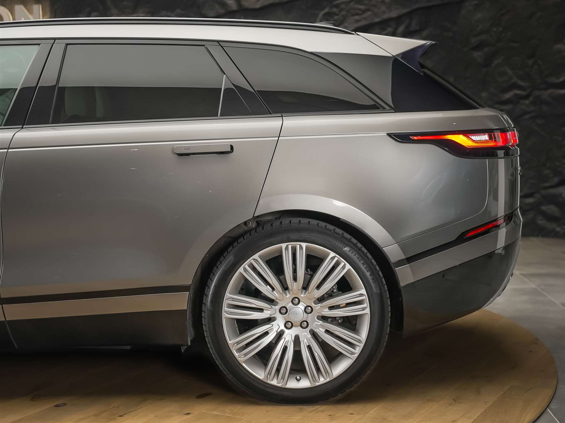 LAND ROVER Range Rover Velar D 300 R-Dynamic HSE *CH-Auto*Massage*Panorama*Head-Up*Sitzlüftung*-image-19