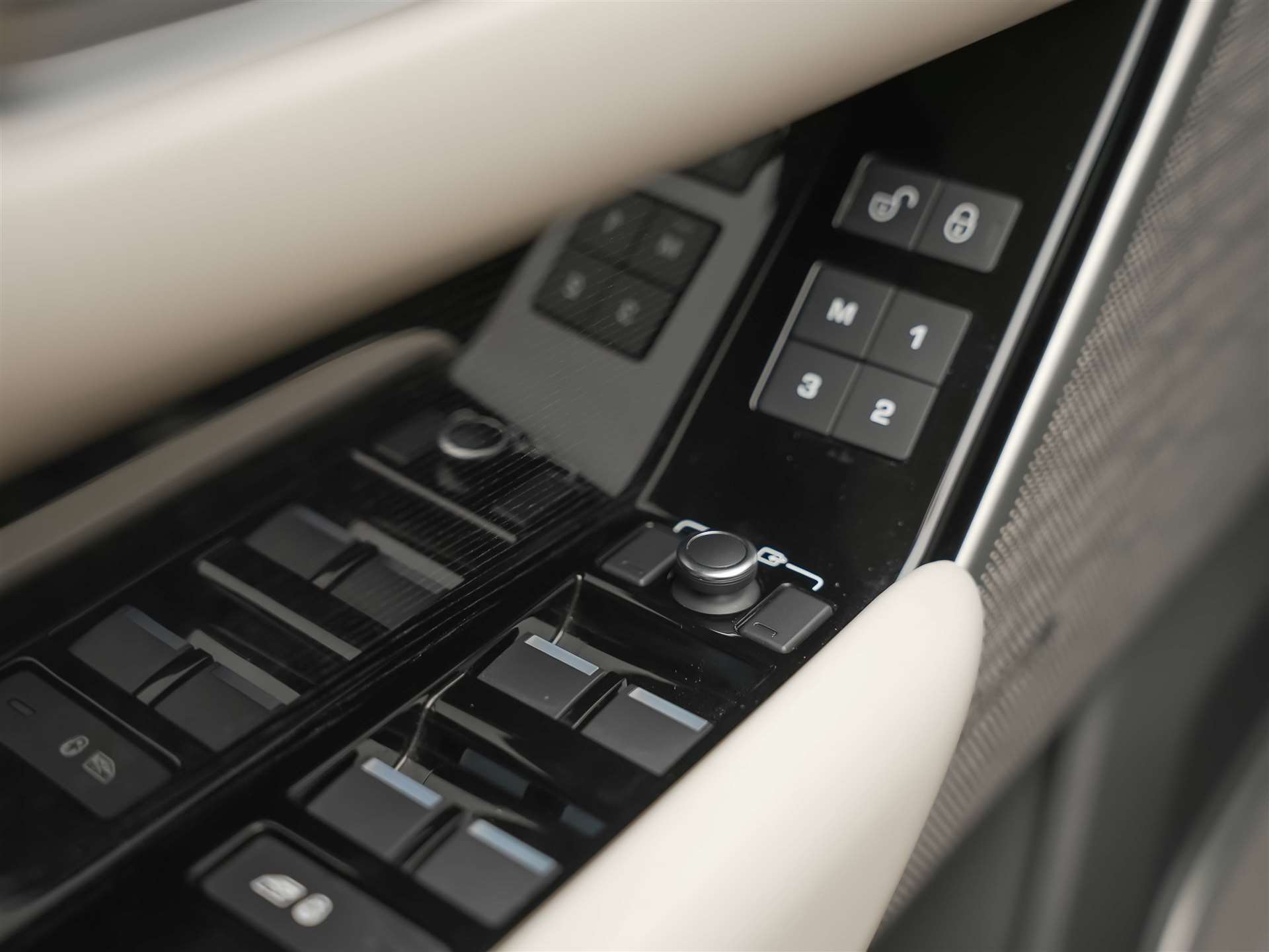 LAND ROVER Range Rover Velar D 300 R-Dynamic HSE *CH-Auto*Massage*Panorama*Head-Up*Sitzlüftung*-image-23