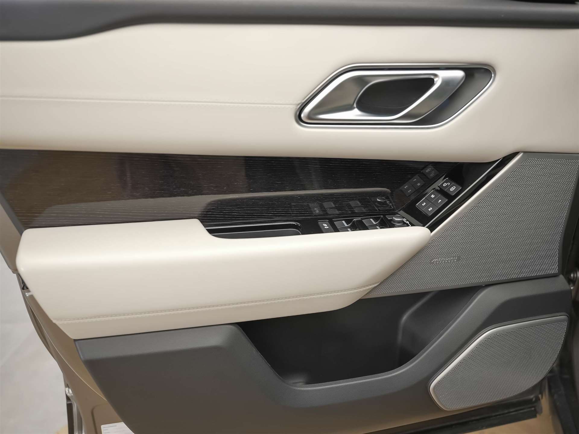 LAND ROVER Range Rover Velar D 300 R-Dynamic HSE *CH-Auto*Massage*Panorama*Head-Up*Sitzlüftung*-image-22