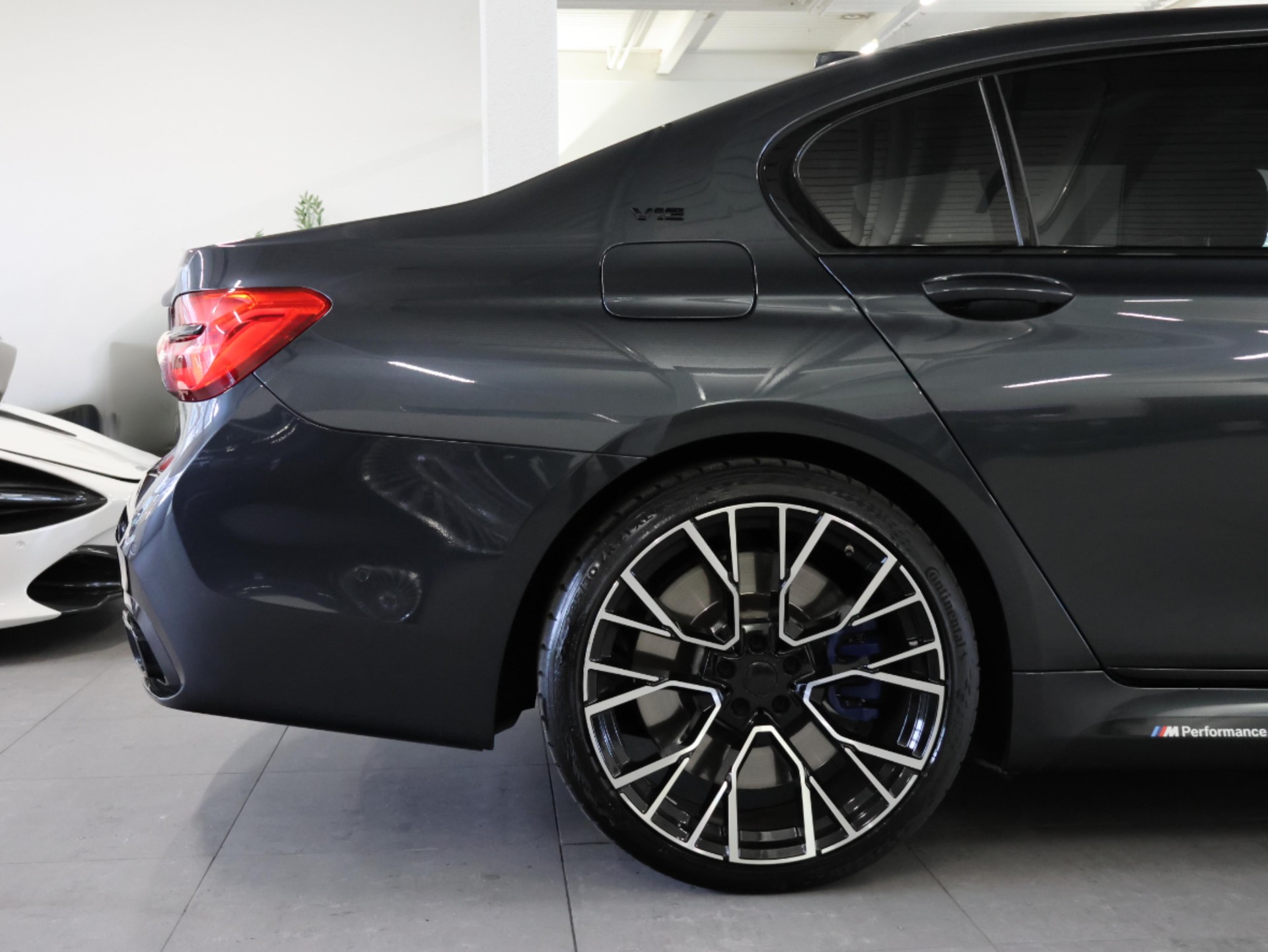 BMW M760Li xDrive Steptronic *M-Performance* *Massagesitze* *Gestiksteuerung Pro*-image-12