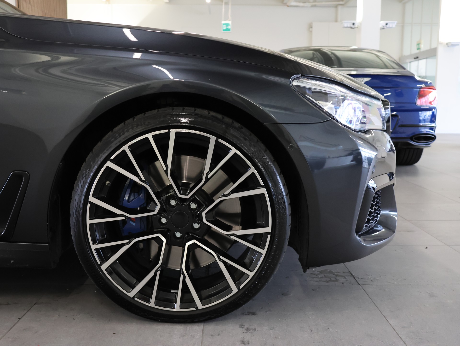 BMW M760Li xDrive Steptronic *M-Performance* *Massagesitze* *Gestiksteuerung Pro*-image-7