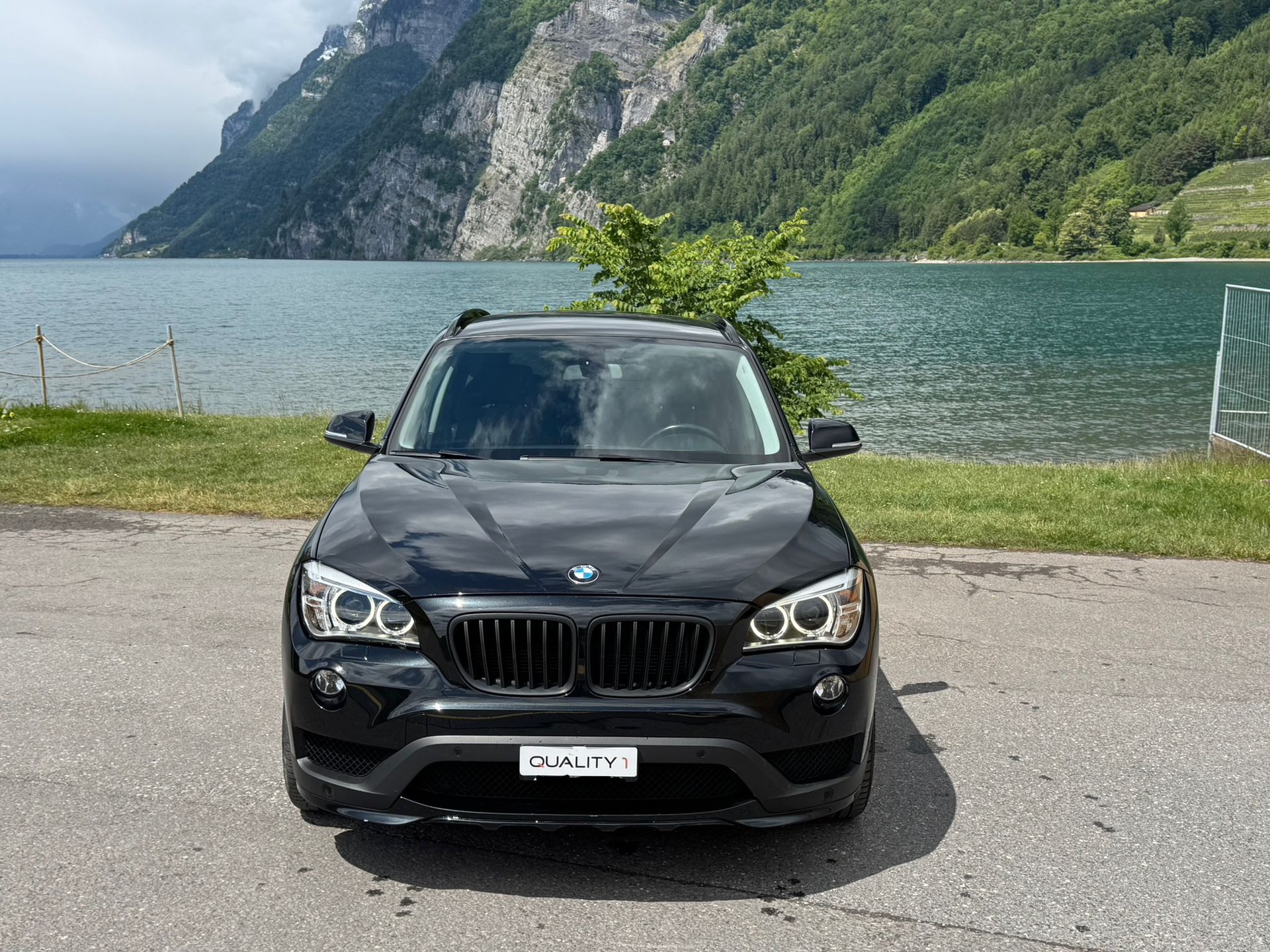 BMW X1 xDrive 18d-showroom-element-1