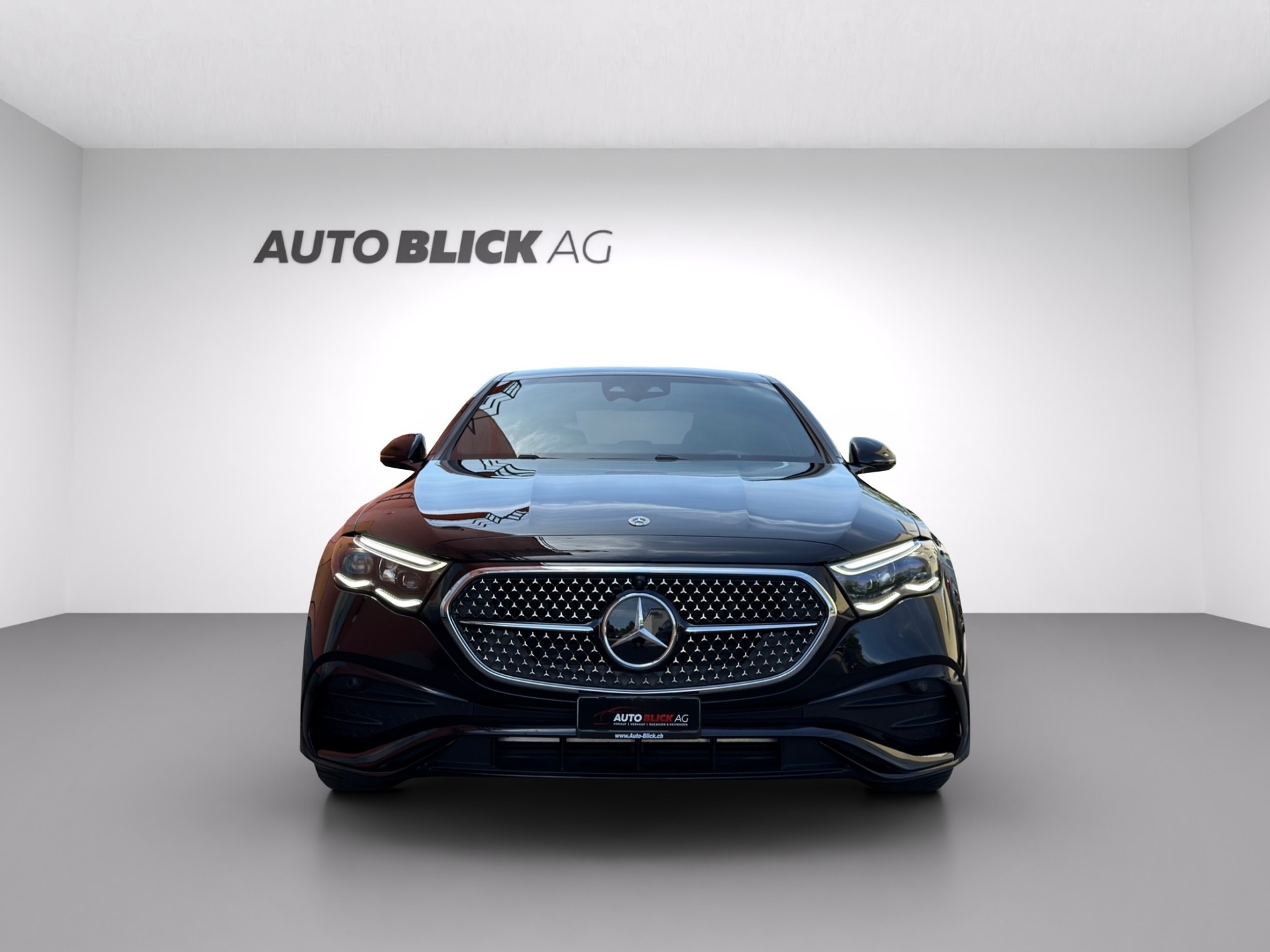 MERCEDES-BENZ E 220 d 4Matic AMG Line 9G-Tronic-showroom-element-2