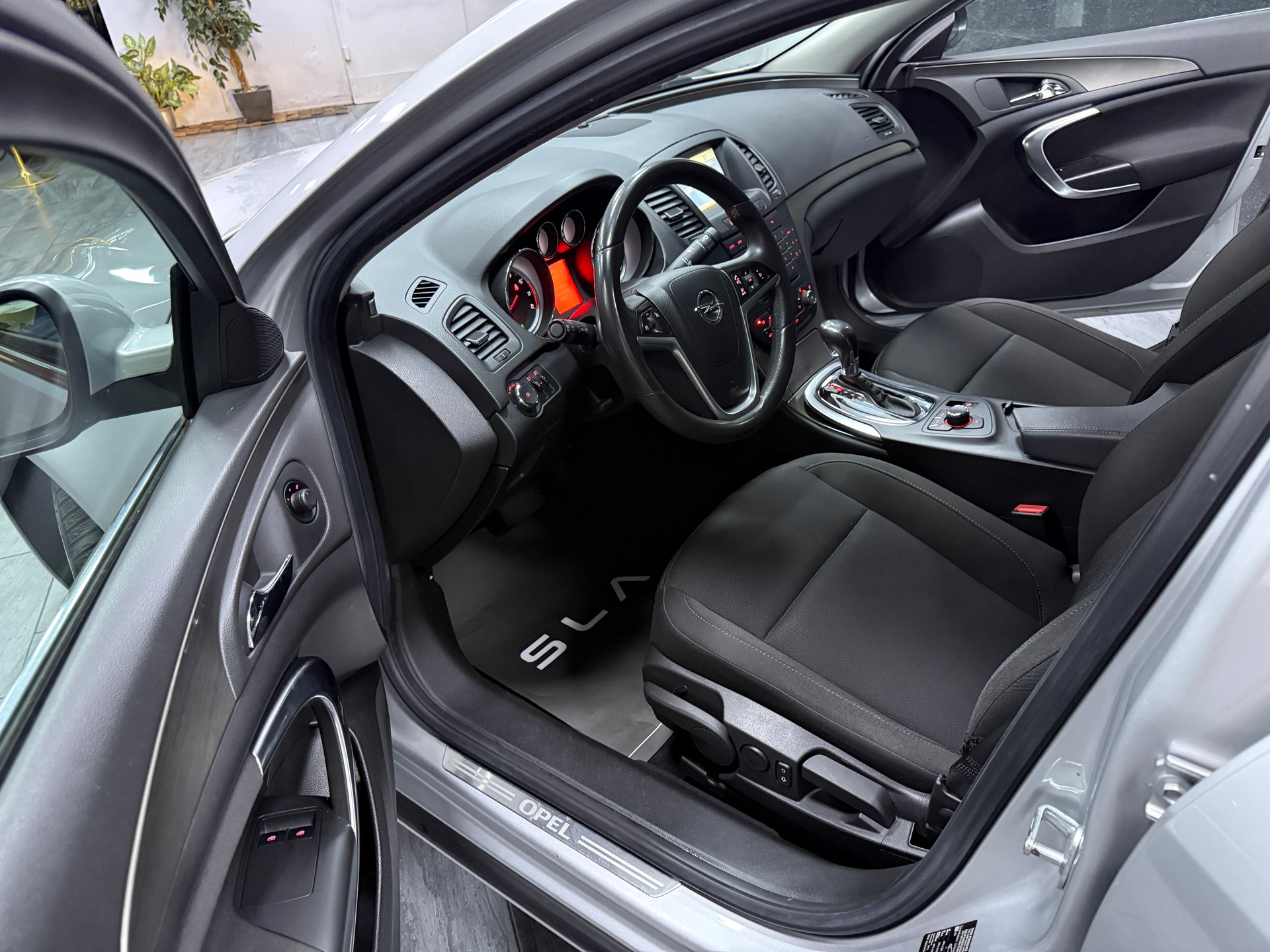 OPEL Insignia 2.0 Turbo Edition 4WD Automatic-image-6