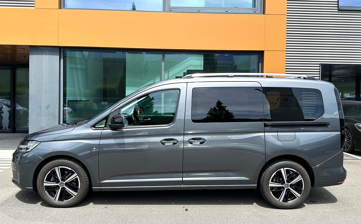 VW Caddy Maxi 1.5 TSI Style DSG mit AHK + 7 Plätze-showroom-element-2