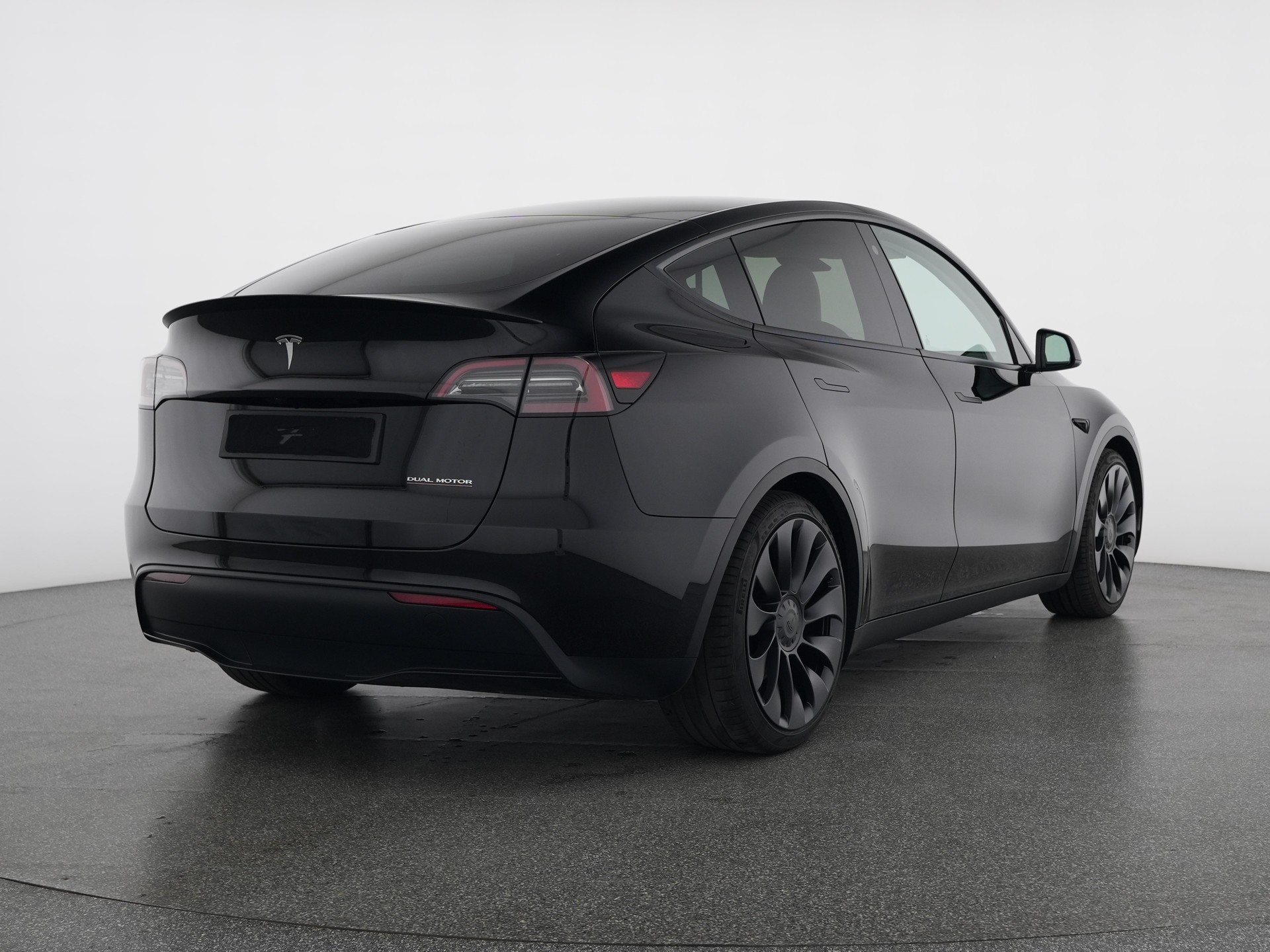 TESLA Model Y Performance-showroom-element-2