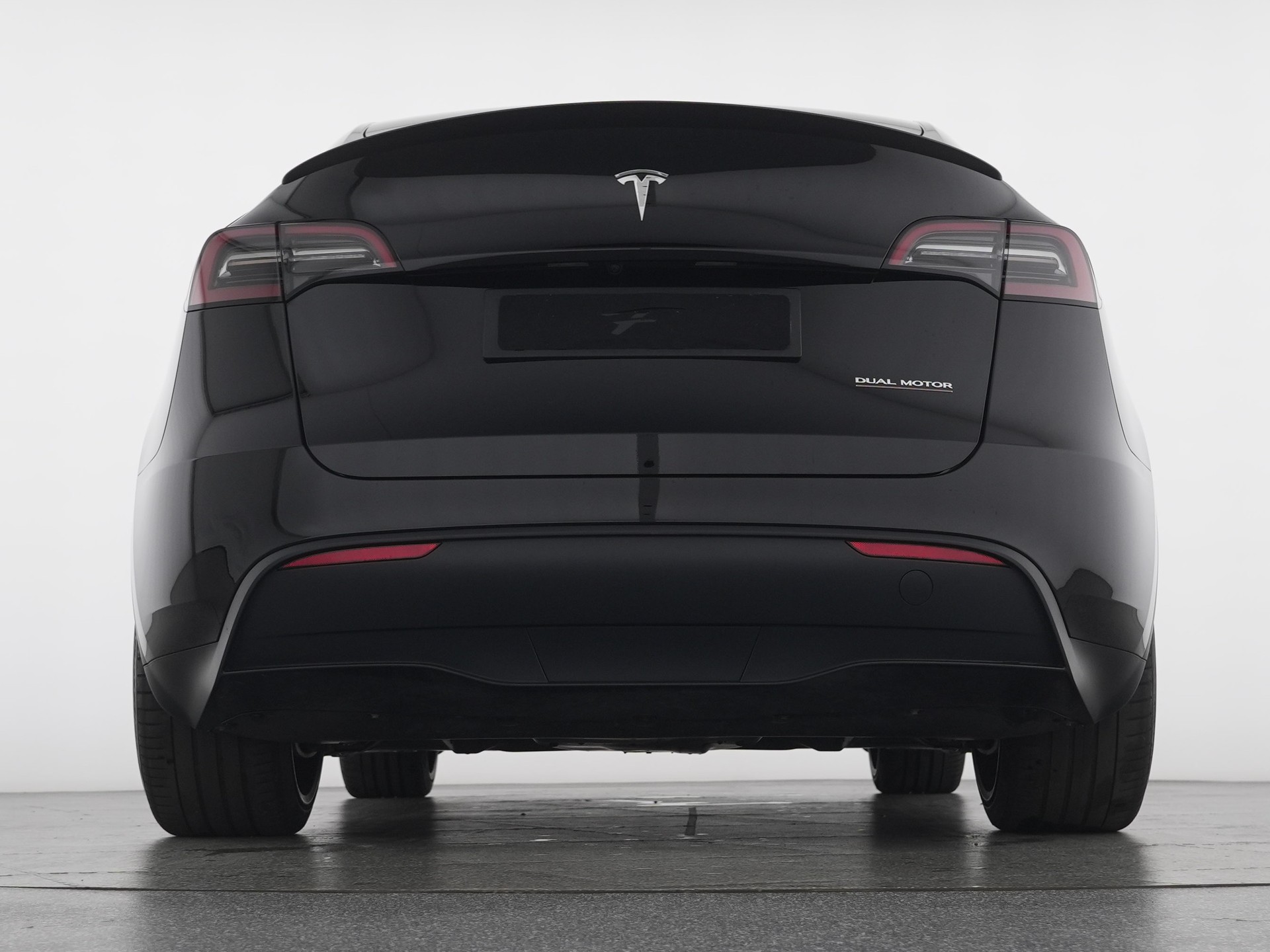 TESLA Model Y Performance-showroom-element-3