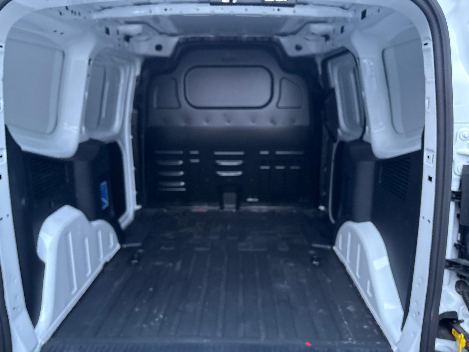 FORD E-Transit Courier Van Trend-image-9