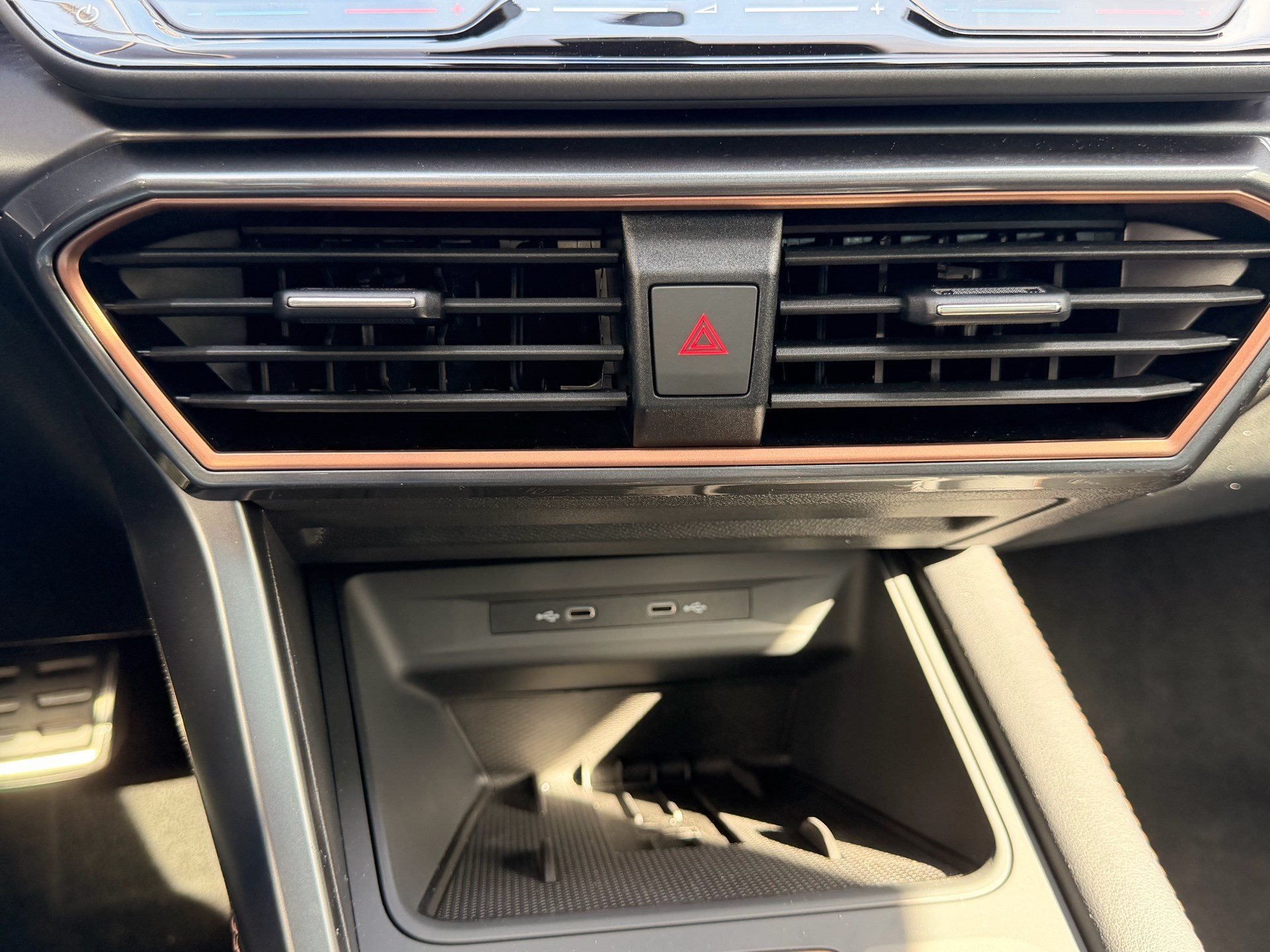 CUPRA Formentor 1.5 TSI e-Hybrid 204 PS *** TOPAUSSTATTUNG MIT NUR 1'500 KM ***-image-24