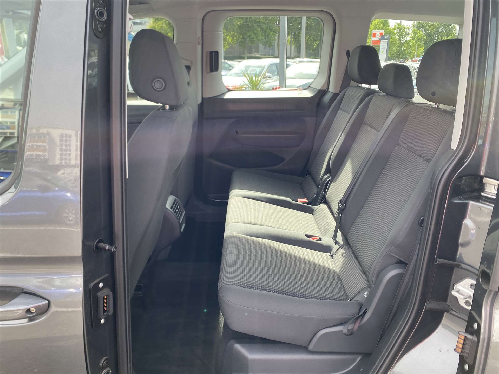 VW Caddy 2.0 TDi Origin DSG-Automat-image-7