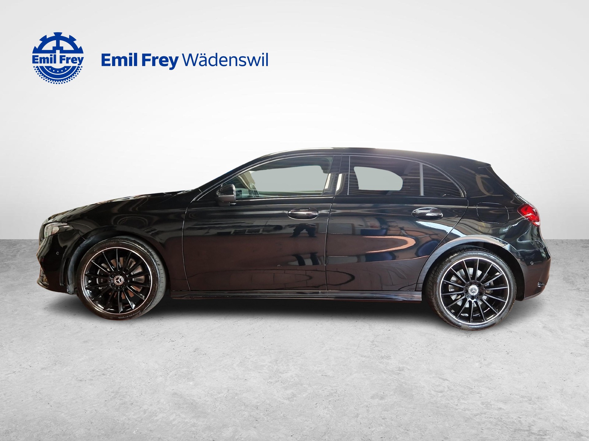 MERCEDES-BENZ A 250 e AMG Line-showroom-element-1