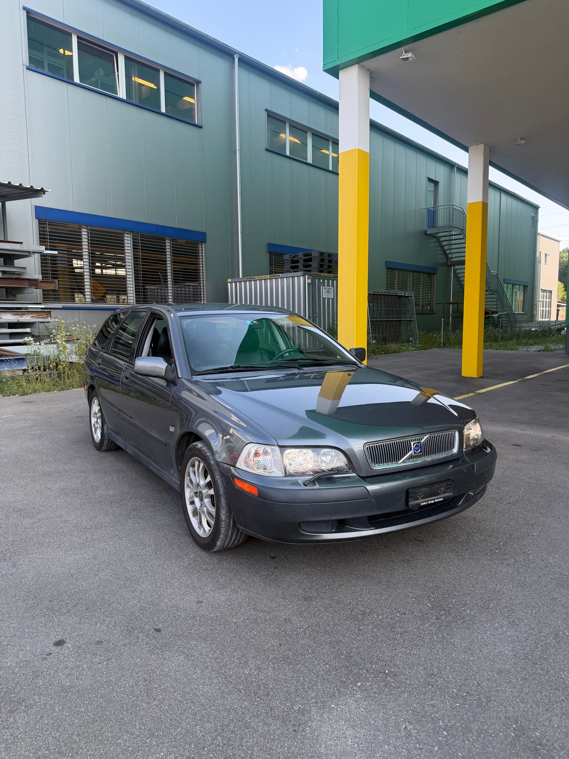 VOLVO V40 T4