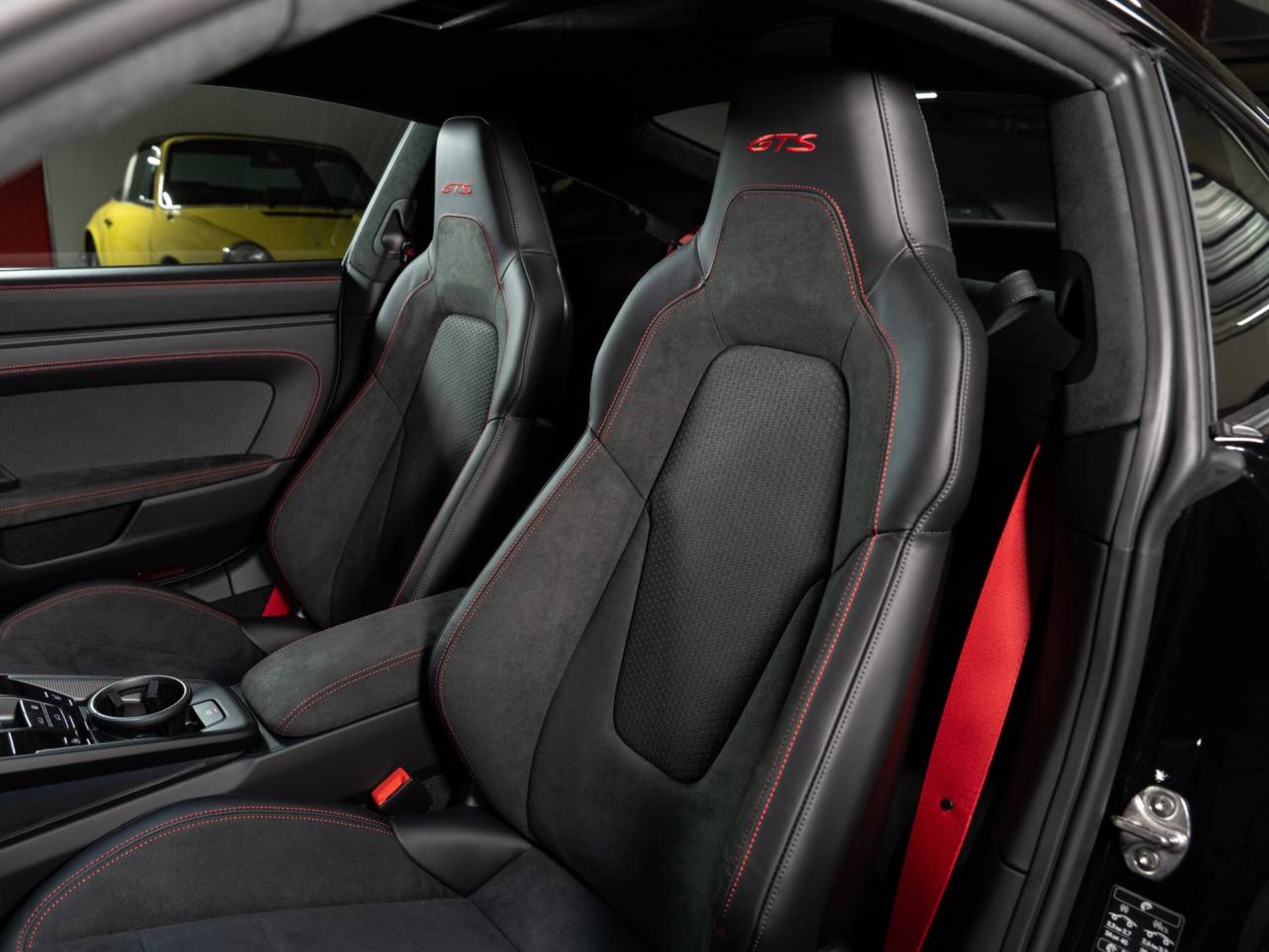 PORSCHE 911 Carrera GTS-image-4
