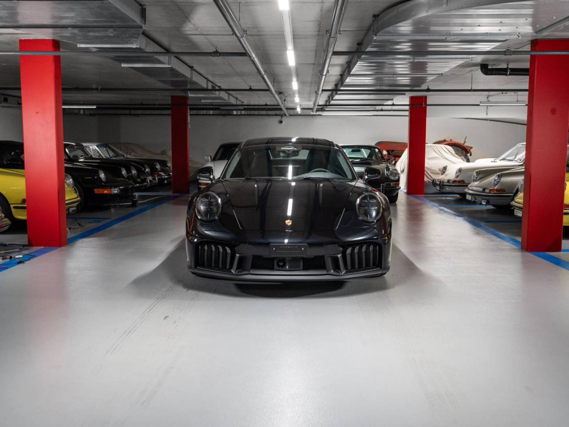 PORSCHE 911 Carrera GTS-showroom-element-1