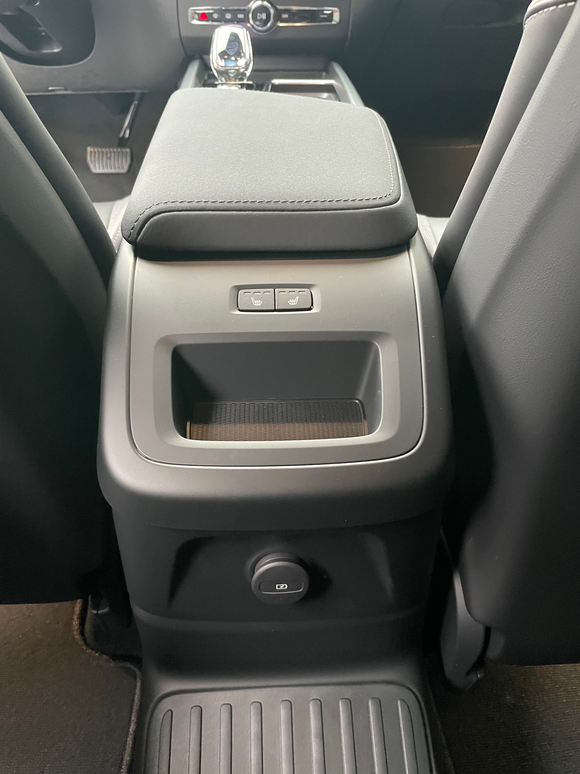 VOLVO XC60 T6 eAWD PluginHybrid Plus Black Edition Geartronic-image-16