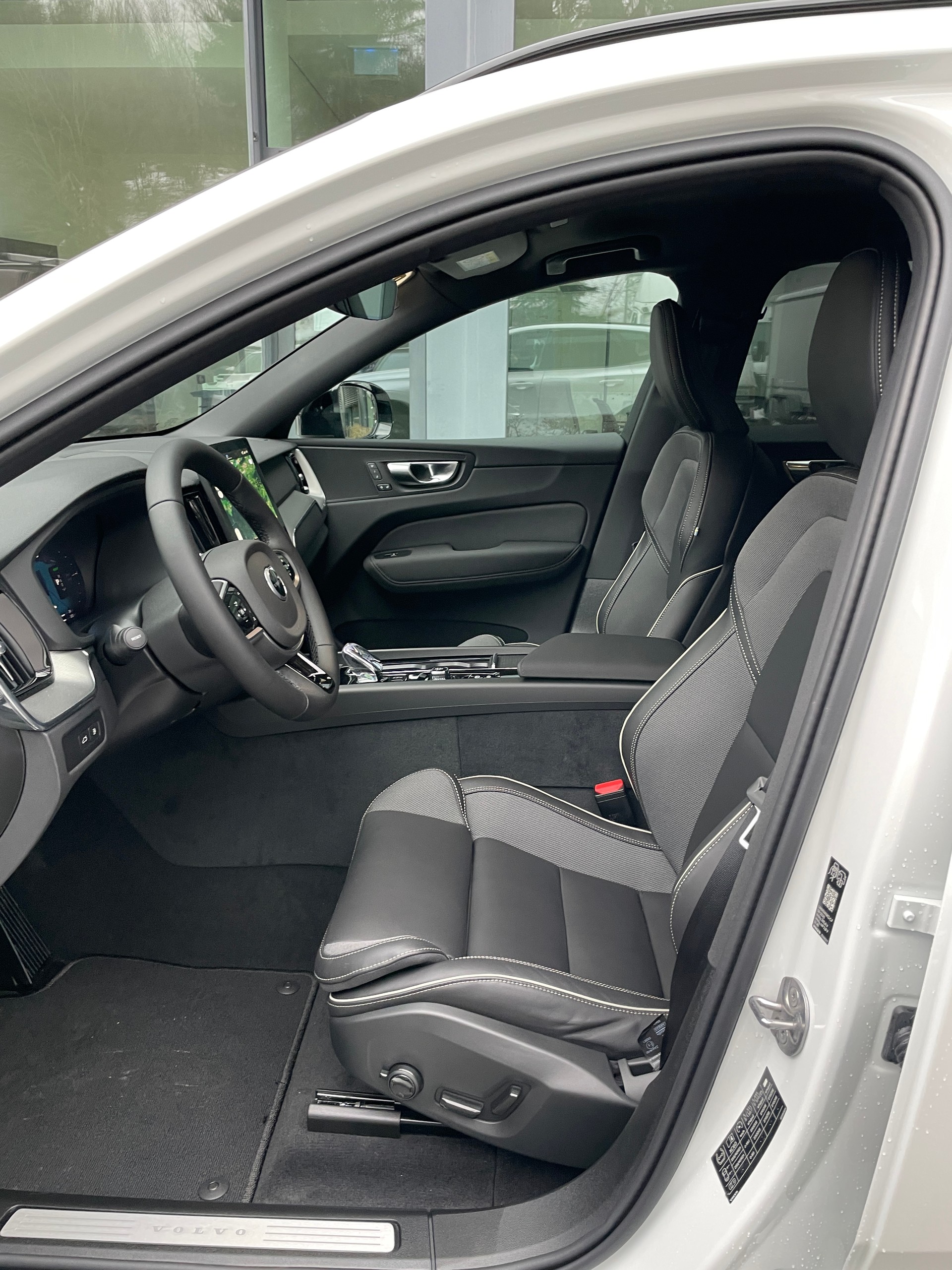 VOLVO XC60 T6 eAWD PluginHybrid Plus Black Edition Geartronic-image-10