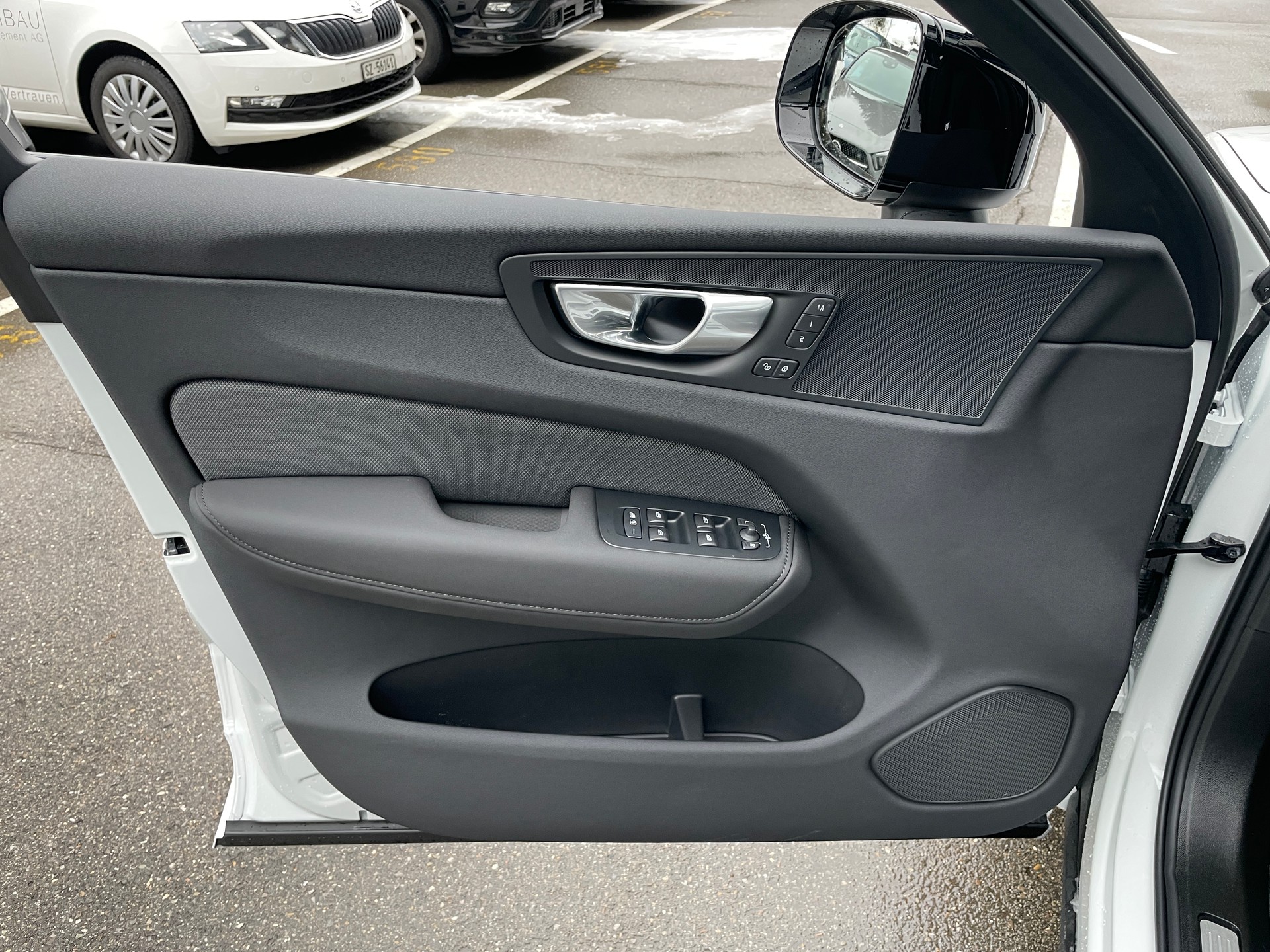 VOLVO XC60 T6 eAWD PluginHybrid Plus Black Edition Geartronic-image-9