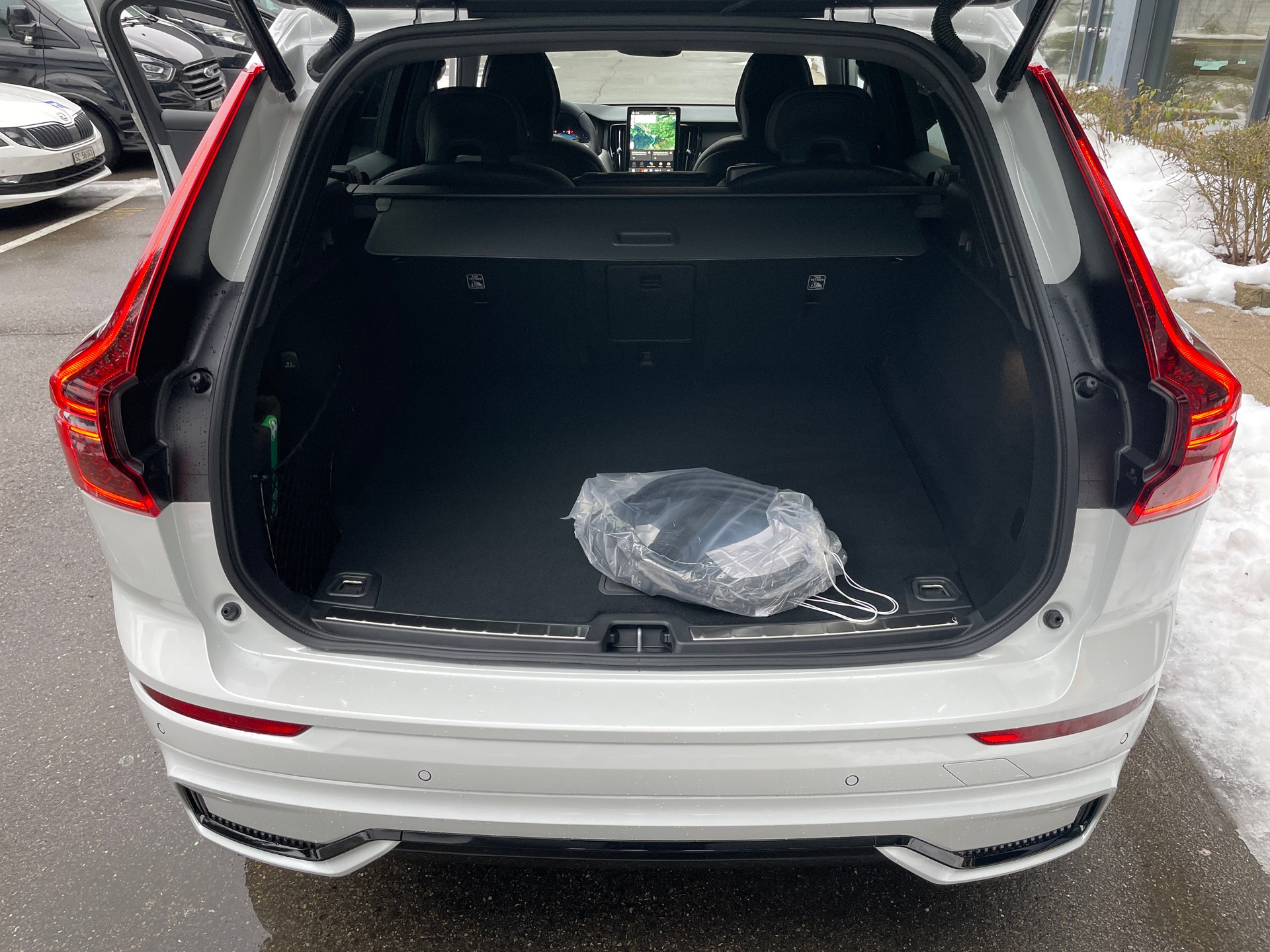 VOLVO XC60 T6 eAWD PluginHybrid Plus Black Edition Geartronic-image-5