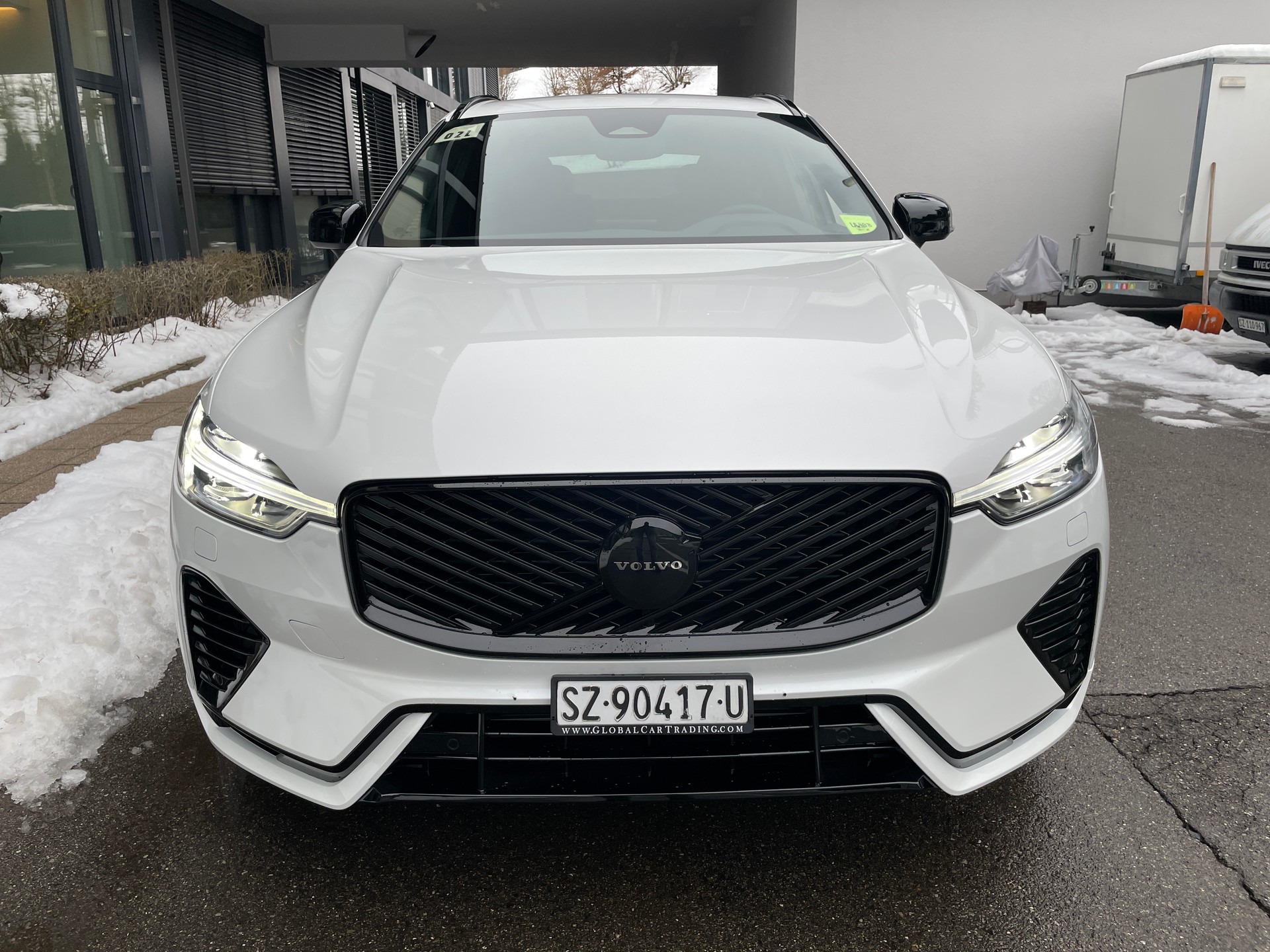 VOLVO XC60 T6 eAWD PluginHybrid Plus Black Edition Geartronic-showroom-element-1