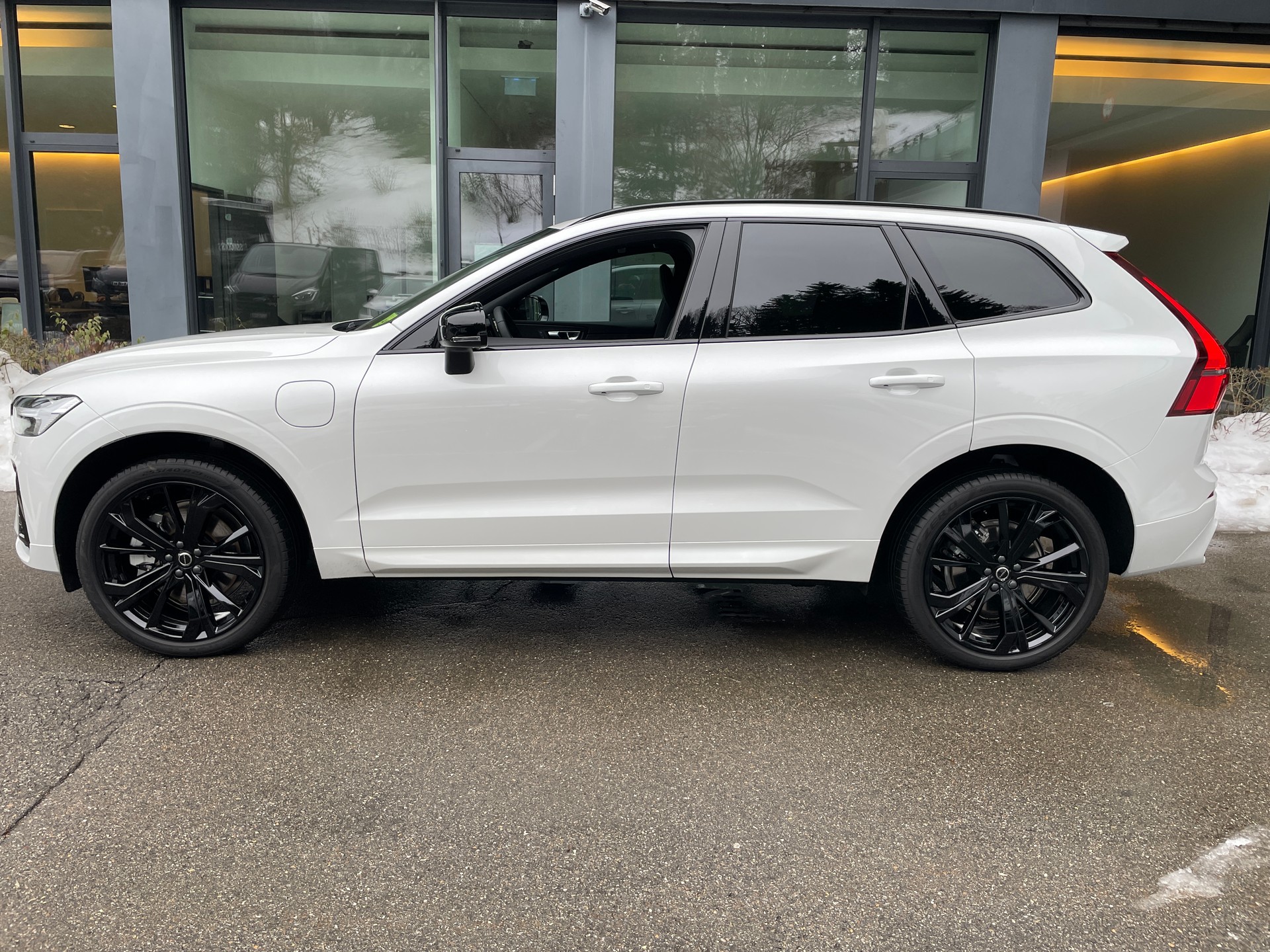 VOLVO XC60 T6 eAWD PluginHybrid Plus Black Edition Geartronic-image-7