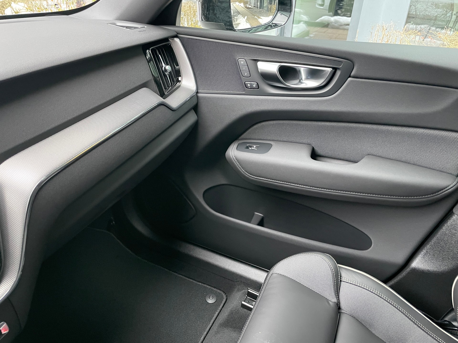 VOLVO XC60 T6 eAWD PluginHybrid Plus Black Edition Geartronic-image-22