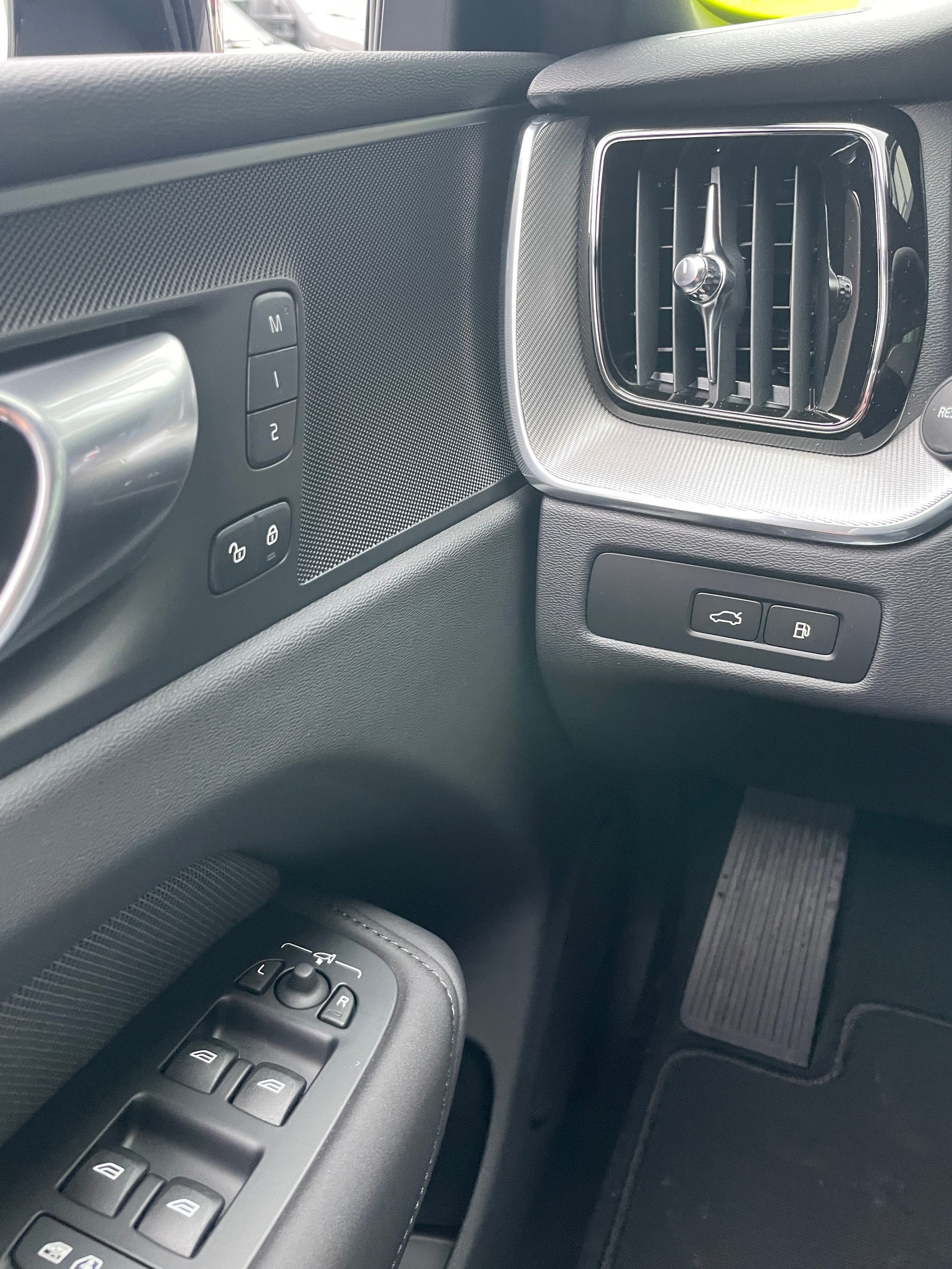VOLVO XC60 T6 eAWD PluginHybrid Plus Black Edition Geartronic-image-21